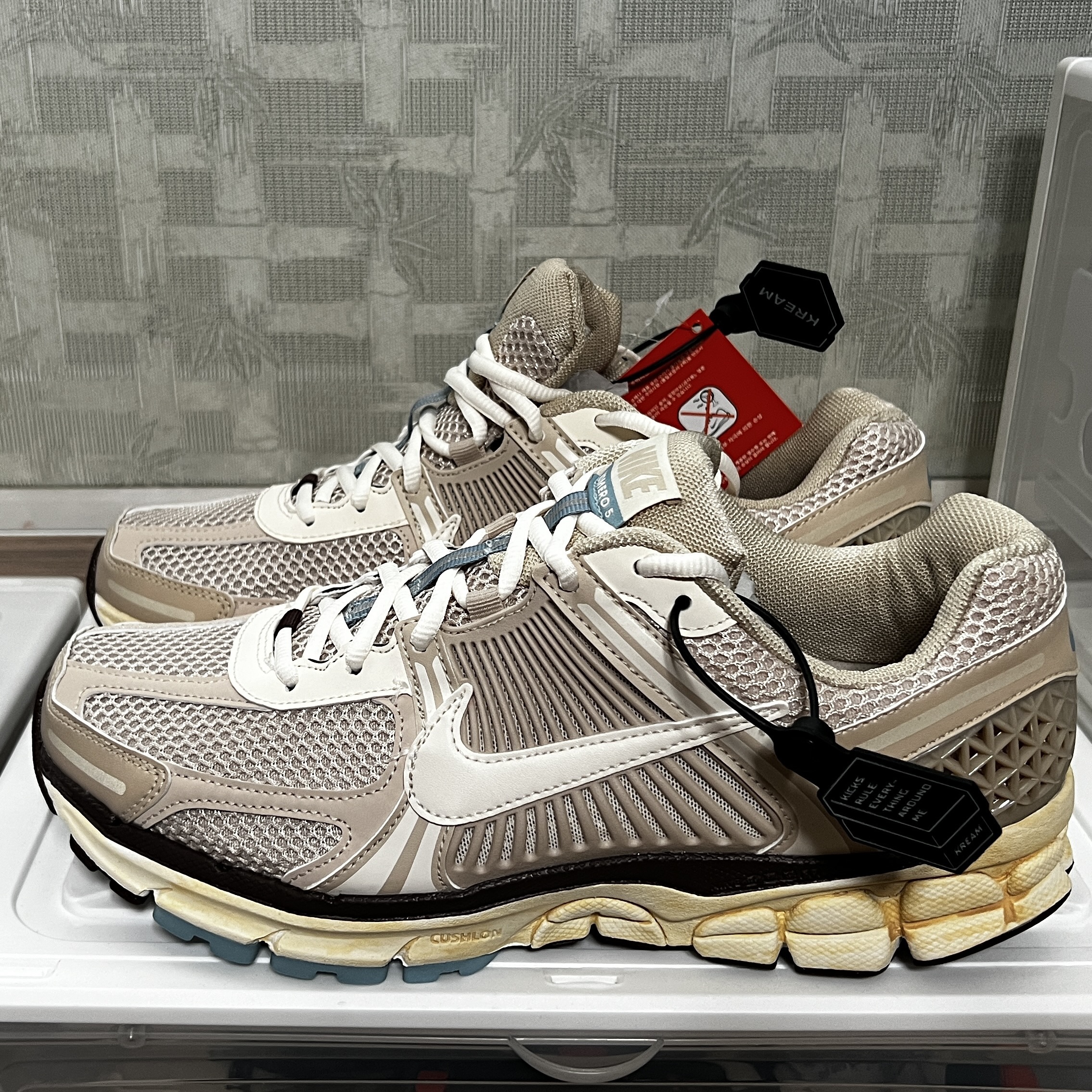 (W) Nike Zoom Vomero 5 Oatmeal 착용 스타일 - 3