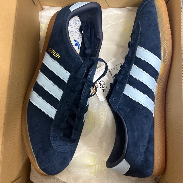 Adidas Berlin Collegiate Navy Pantone 착용 스타일