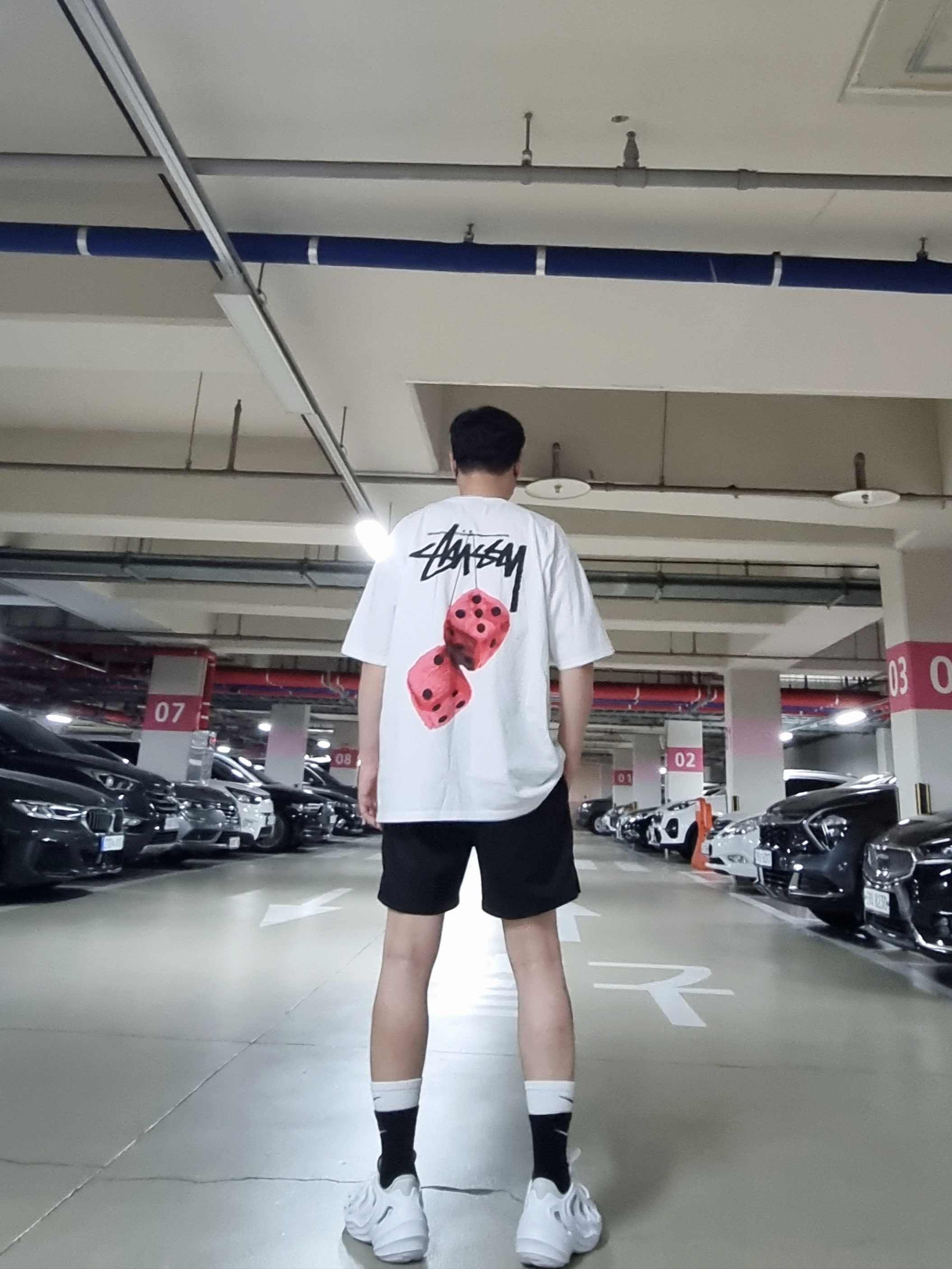 스투시 퍼지 다이스 티셔츠 화이트, 나이키 NSW 우븐 쇼츠 블랙 - 아시아 착용 스타일 - 2