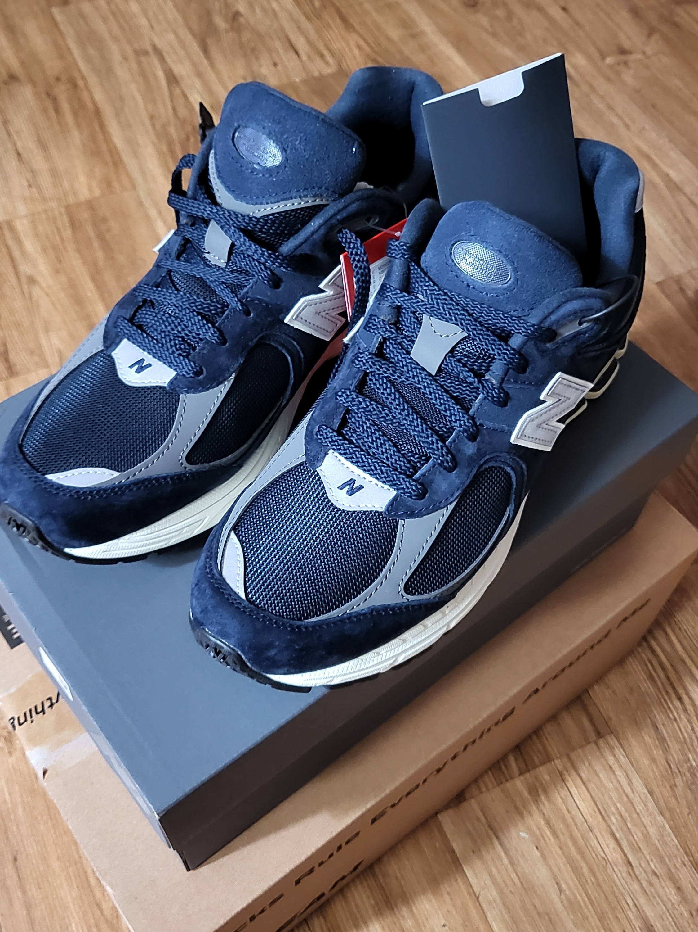 New Balance 2002R Eclipse Castlerock 착용 스타일
