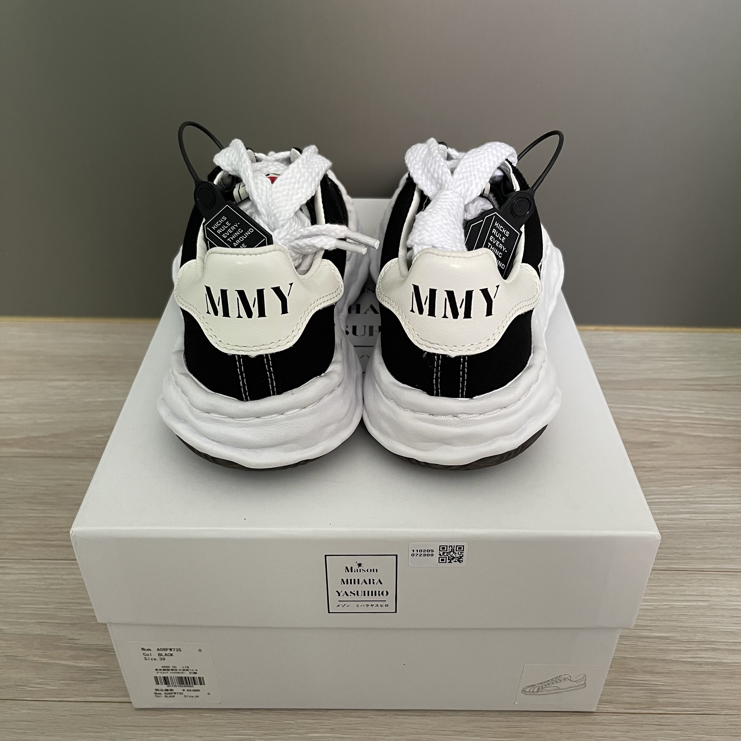 Maison Mihara Yasuhiro Blakey OG Sole Canvas Low-top Sneakers Black White 착용 스타일 - 4
