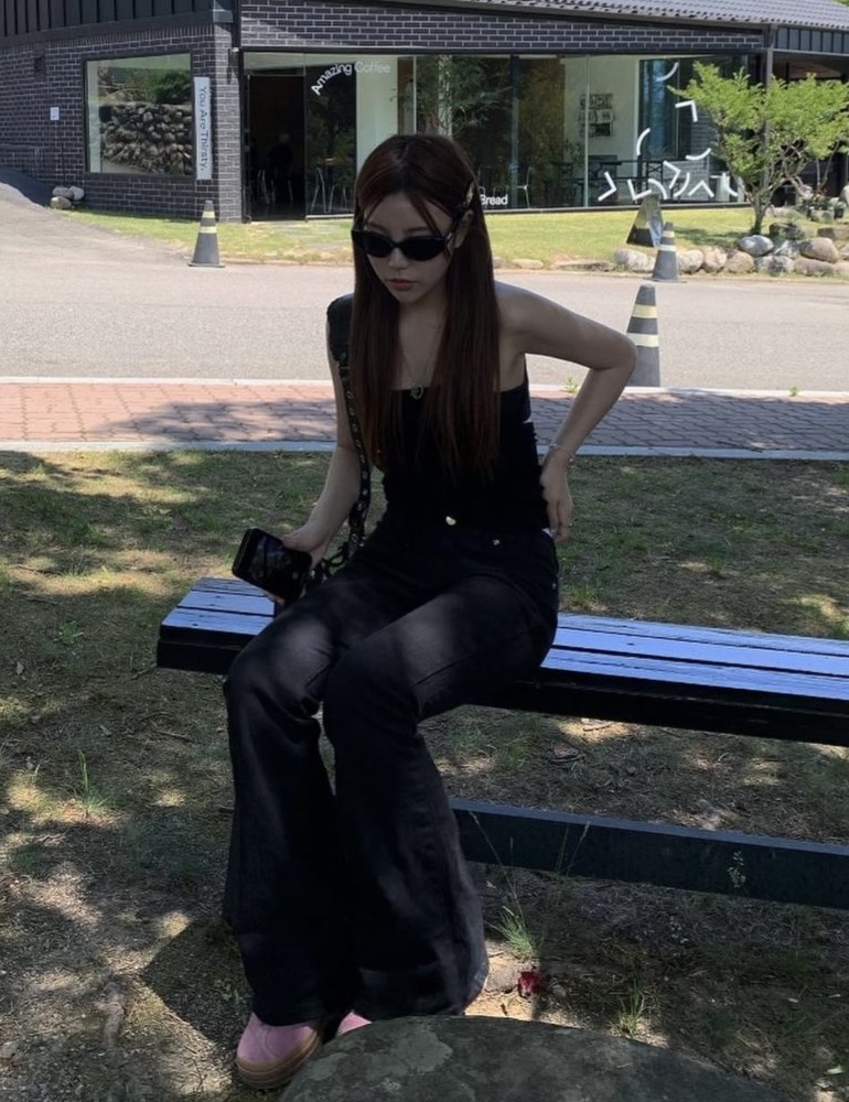 Balenciaga Arena Lambskin Le Cagole XS Shoulder Bag Black, (W) Celine Triomphe Canvas Hair Clip in Calfskin & Steel and Canvas Gold Tan 착용 스타일