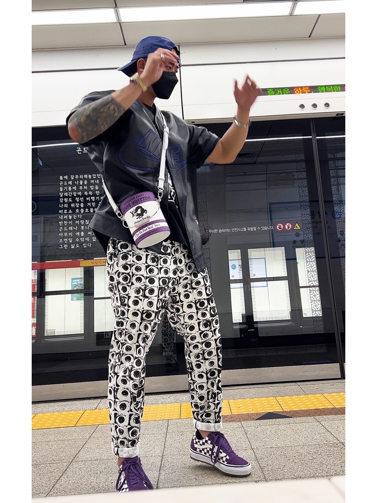 Supreme Leather Camp Cap Royal - 21SS, Louis Vuitton LV Paint Can Purple 착용 스타일 - 1