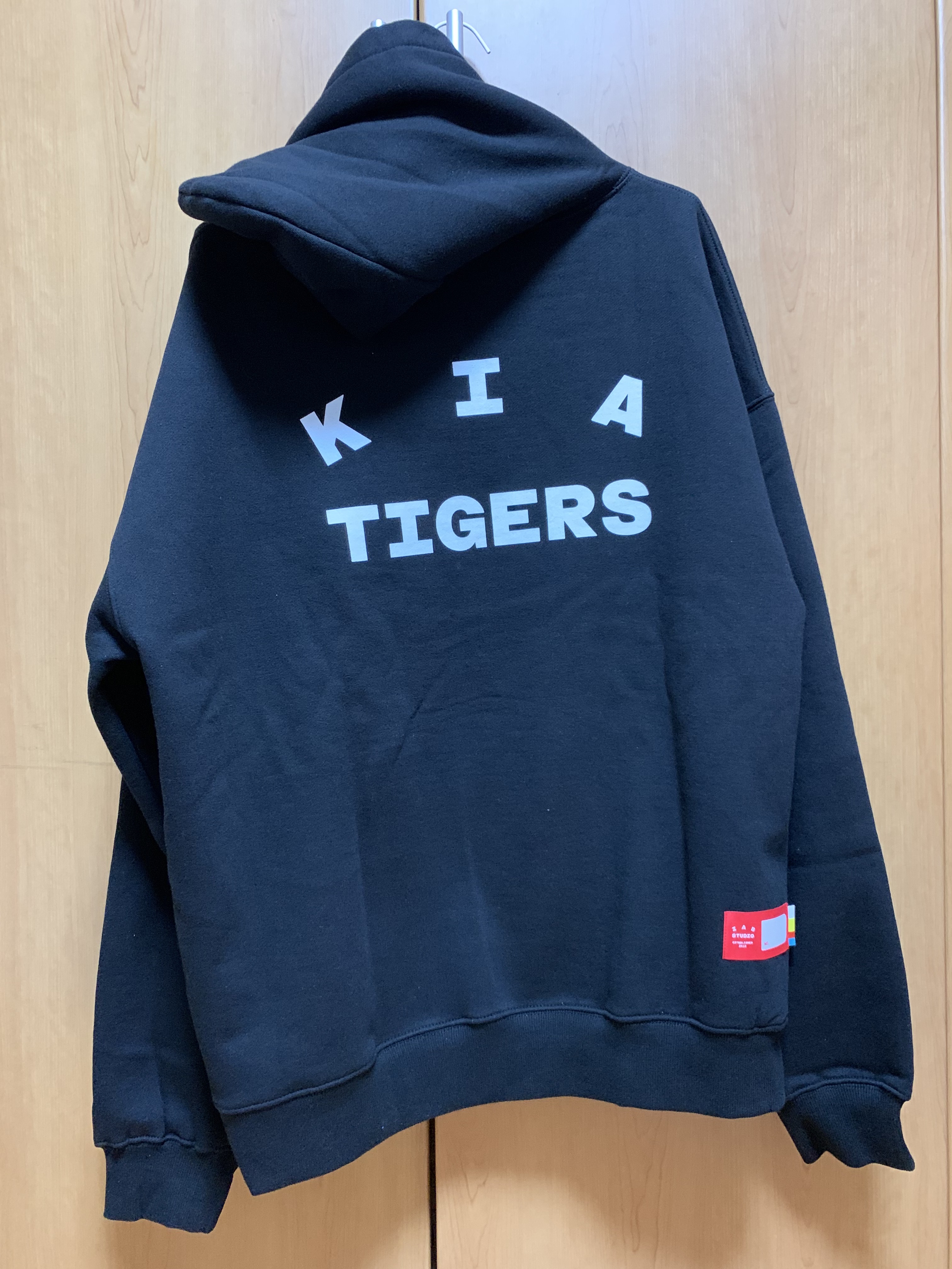 Kia Tigers x IAB Studio Brand Day Hoodie Black 착용 스타일