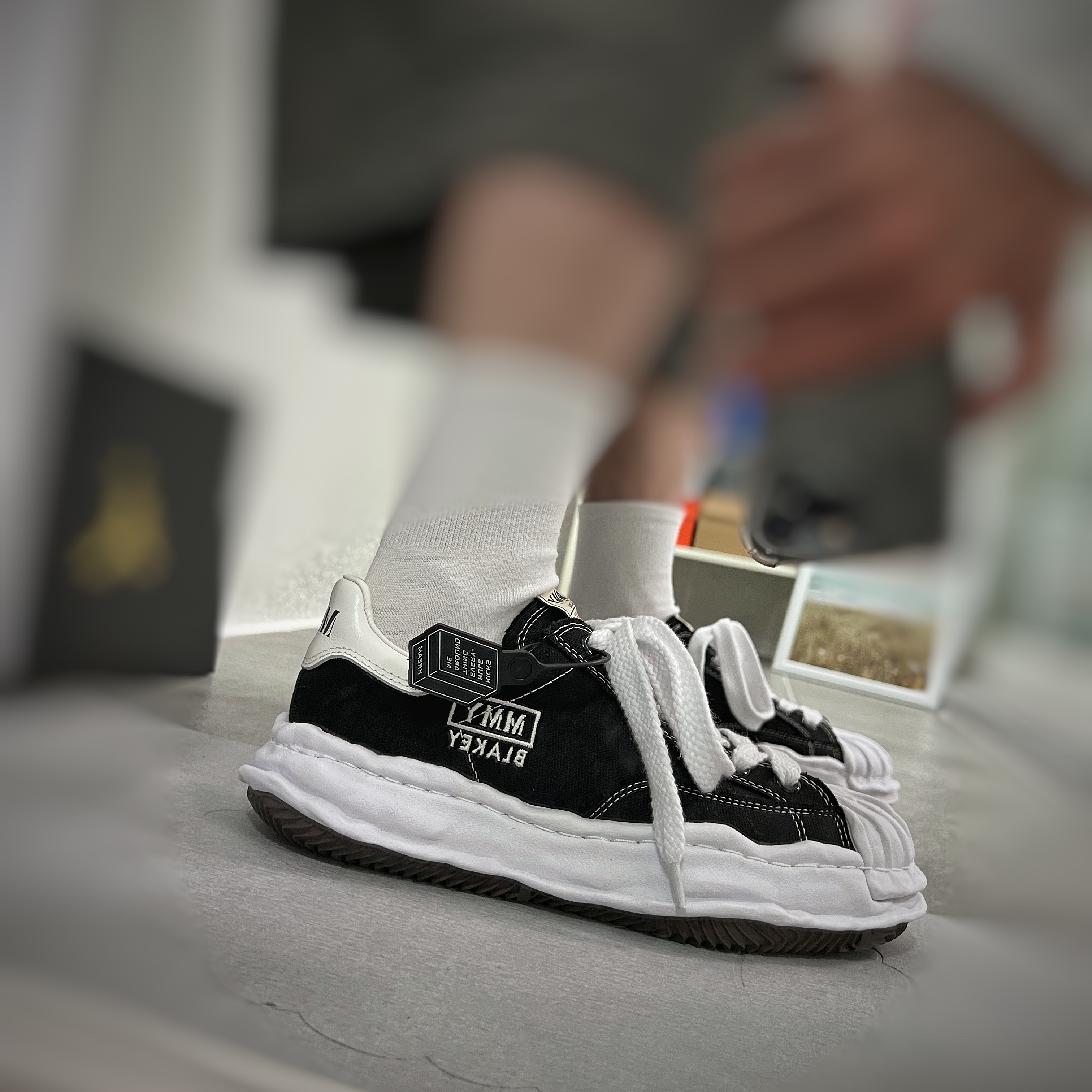Maison Mihara Yasuhiro Blakey OG Sole Canvas Low-top Sneakers Black White 착용 스타일 - 4