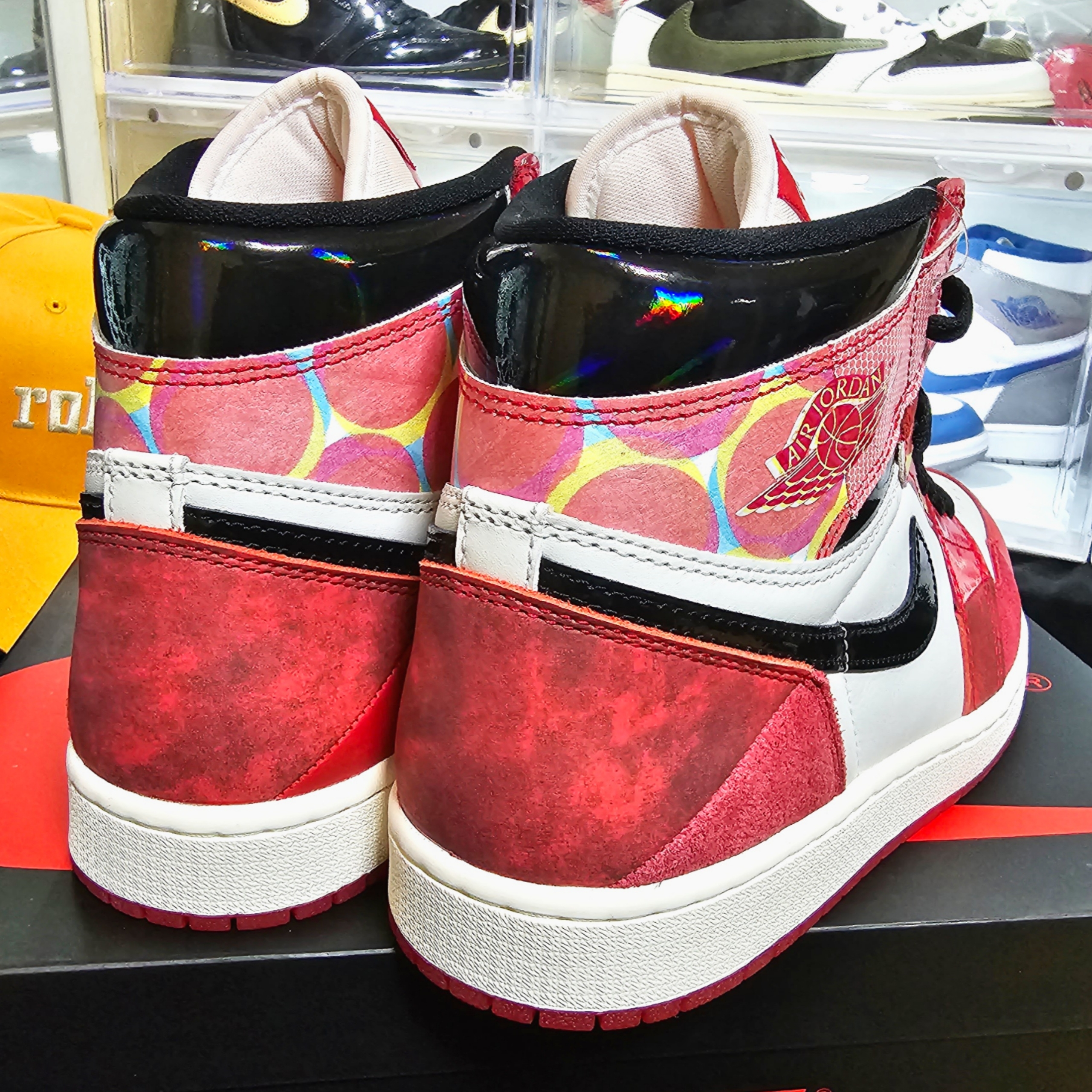 Jordan 1 Retro High Spider-Man Next Chapter, (W) Jordan 1 Retro High OG Varsity Red 착용 스타일 - 5