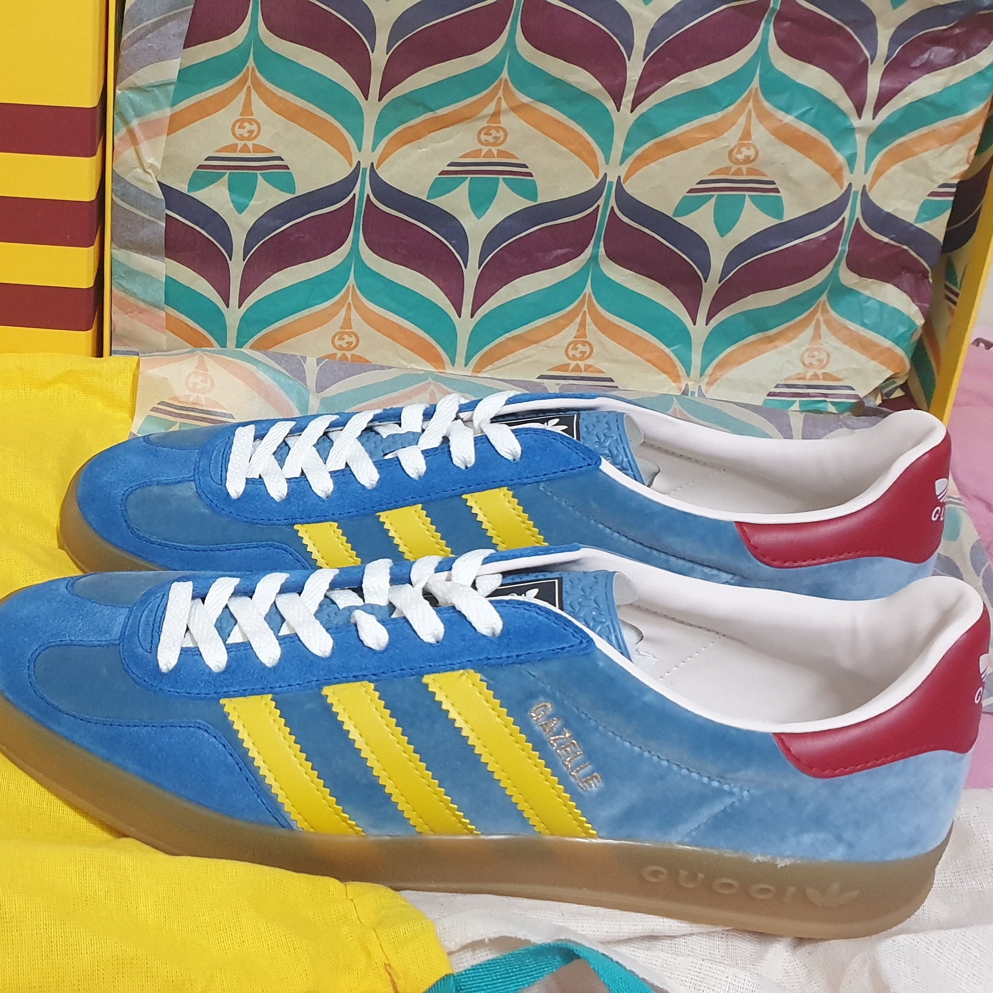 Gucci x Adidas Gazelle Sneakers Light Blue 착용 스타일 - 1