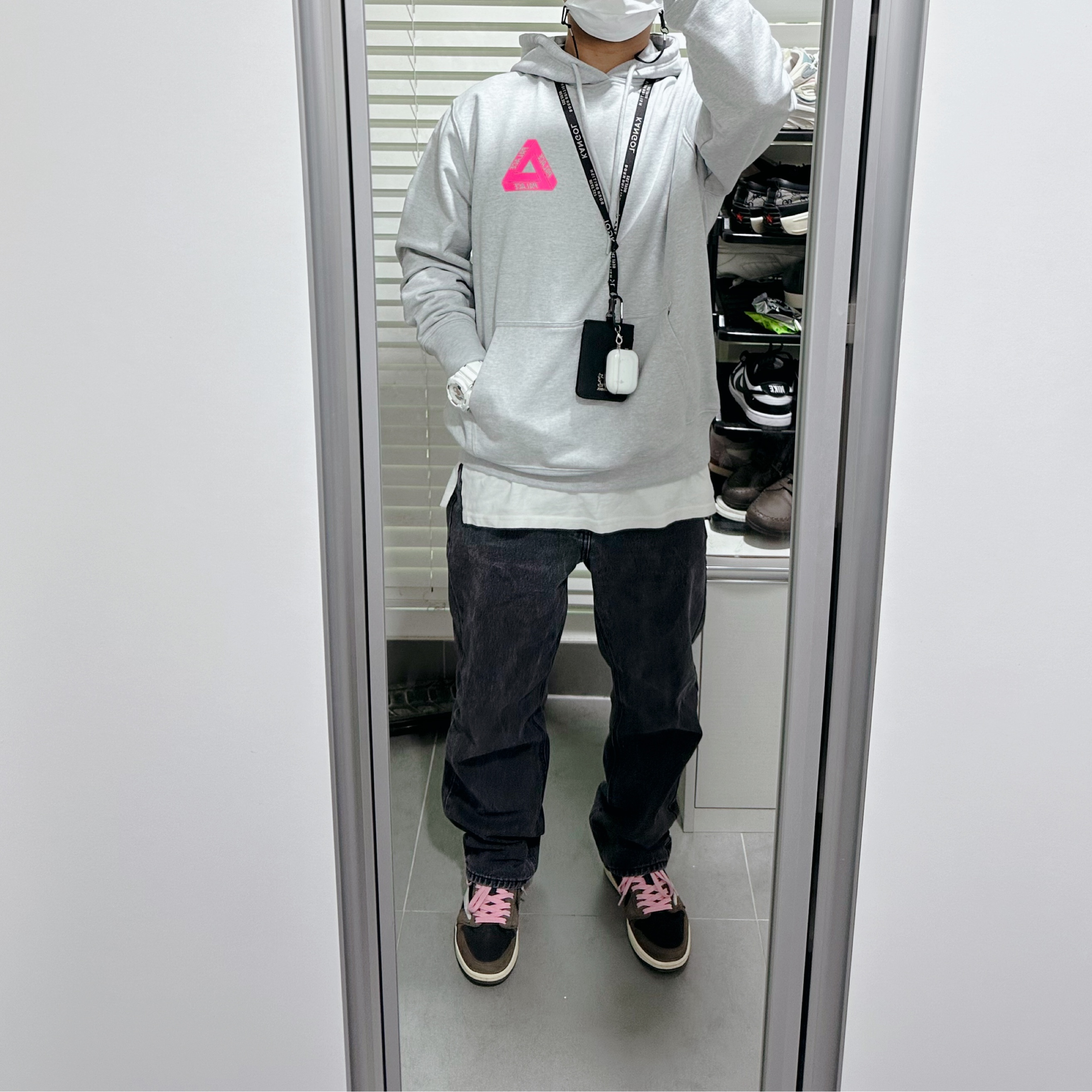 Jordan 1 x Travis Scott Retro Low OG SP Mocha, Palace Tri-Lenticular Hood Grey Marl - 22FW 착용 스타일 - 1