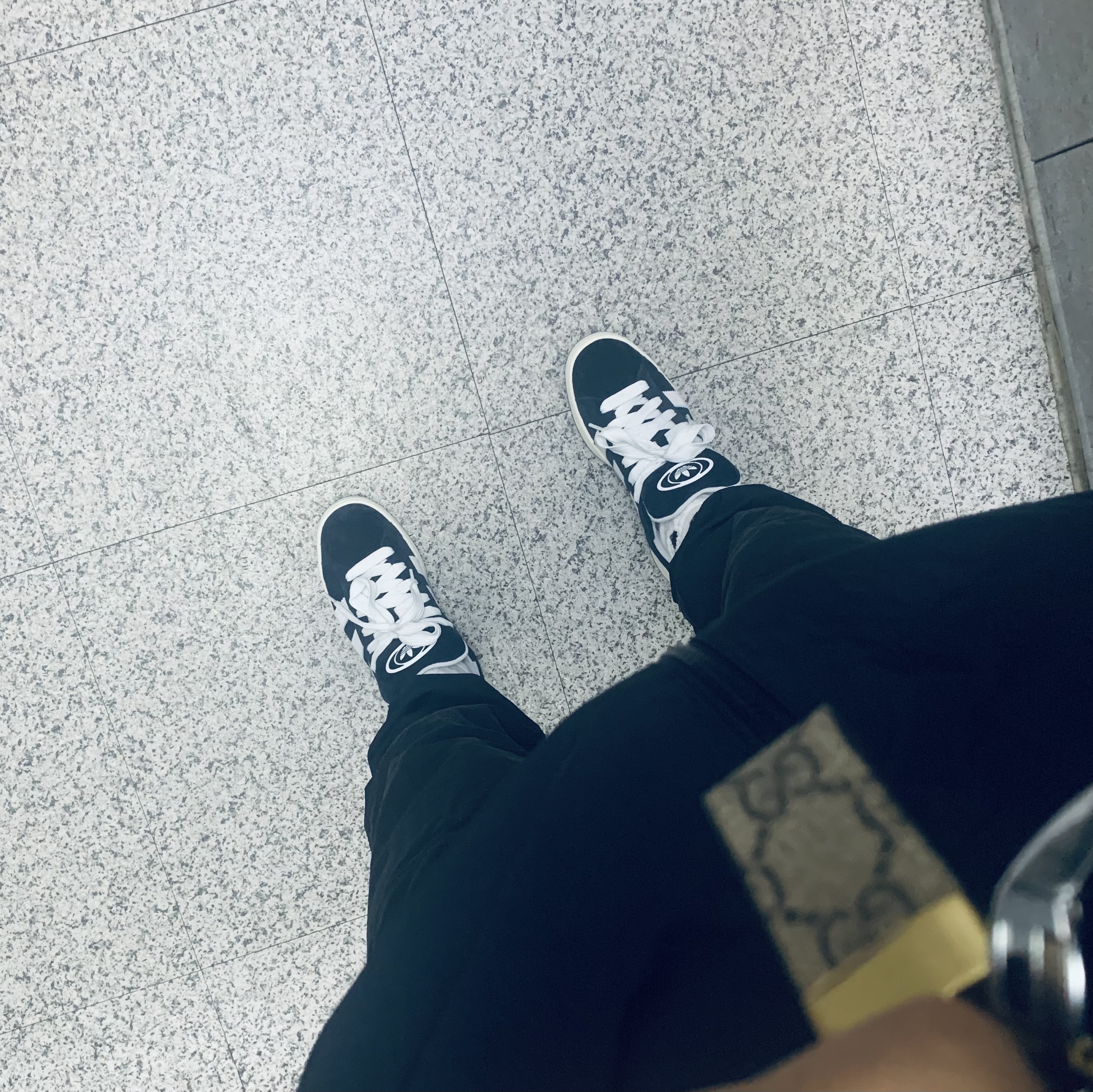 Adidas Campus 00s Core Black Cloud White 착용 스타일