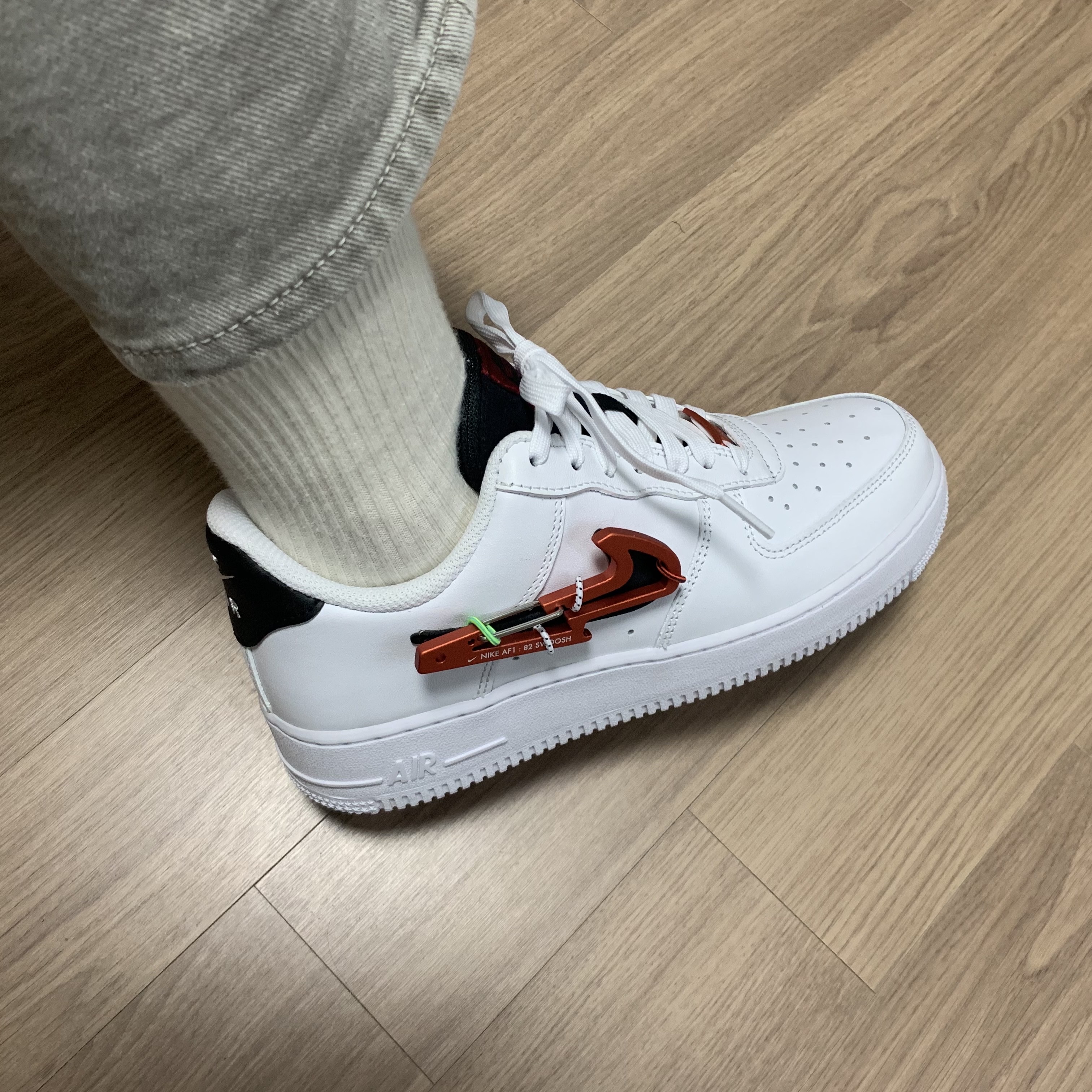Nike Air Force 1 '07 PRM Carabiner Red 착용 스타일