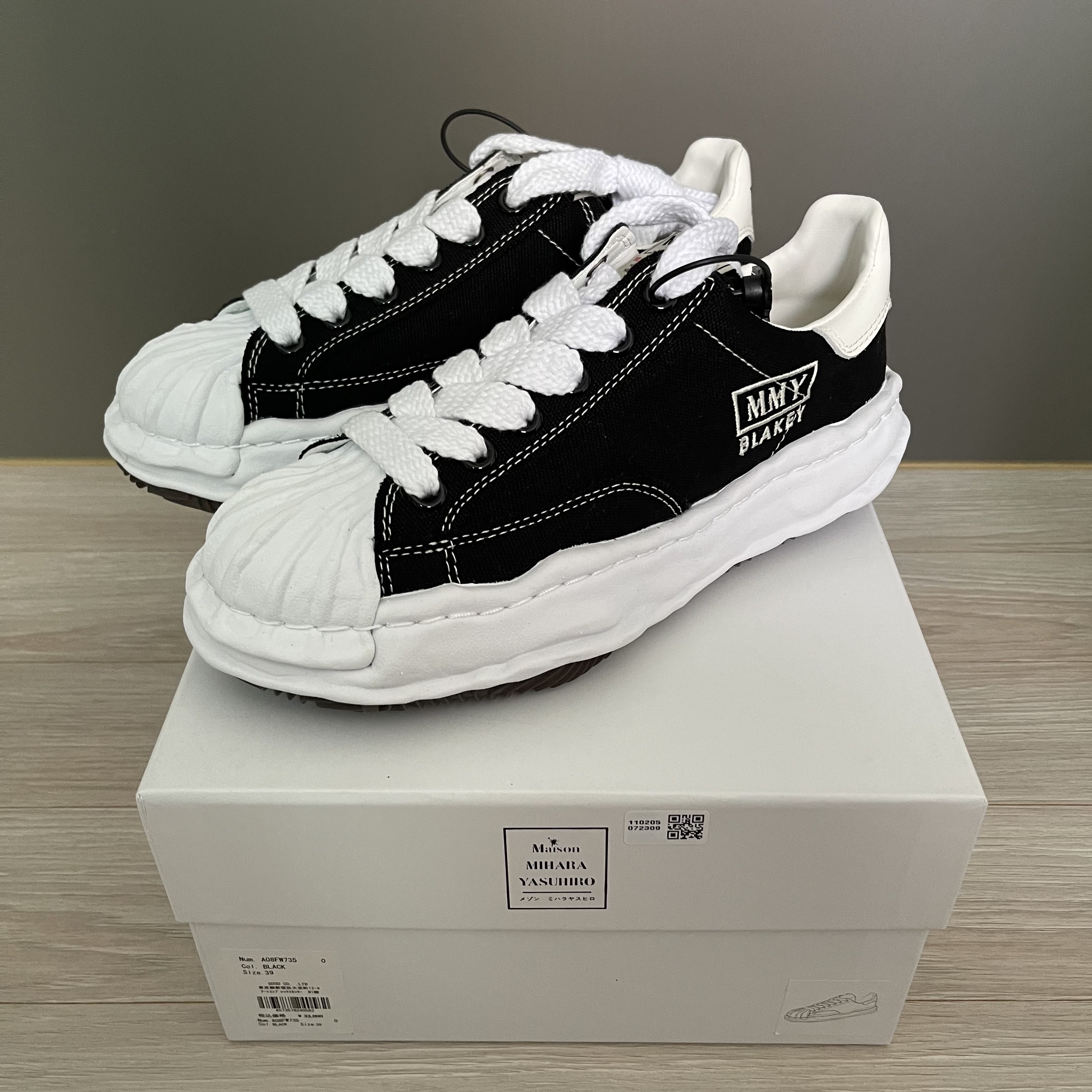 Maison Mihara Yasuhiro Blakey OG Sole Canvas Low-top Sneakers Black White 착용 스타일 - 3