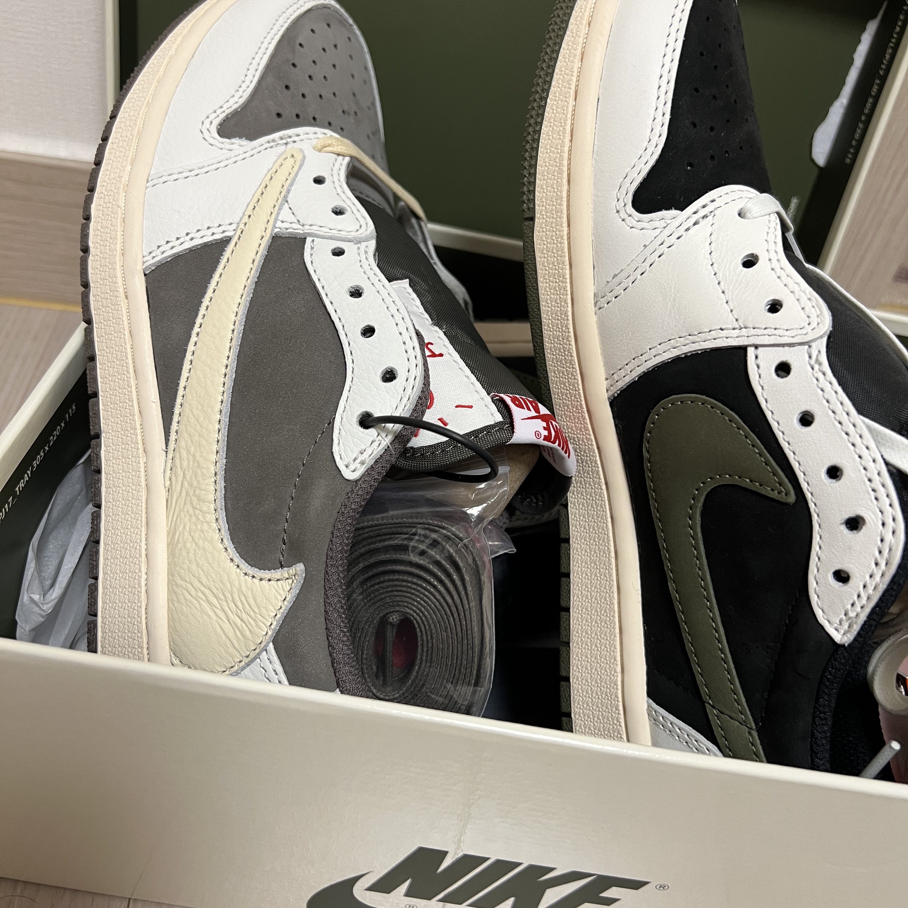 (W) Jordan 1 x Travis Scott Retro Low OG SP Medium Olive, Jordan 1 x Travis Scott Retro Low OG SP Sail and Ridgerock 착용 스타일