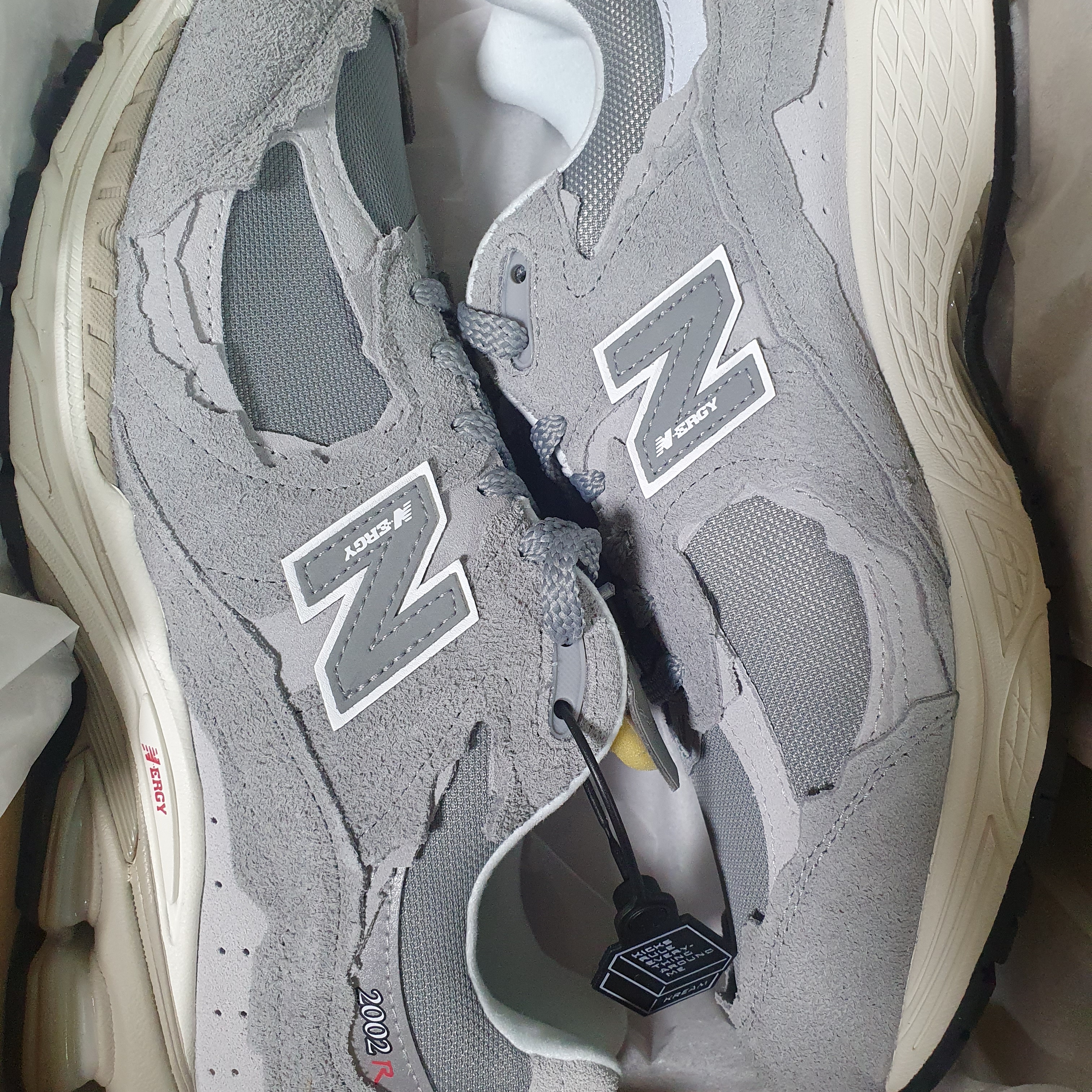 New Balance 2002R Protection Pack Grey 착용 스타일