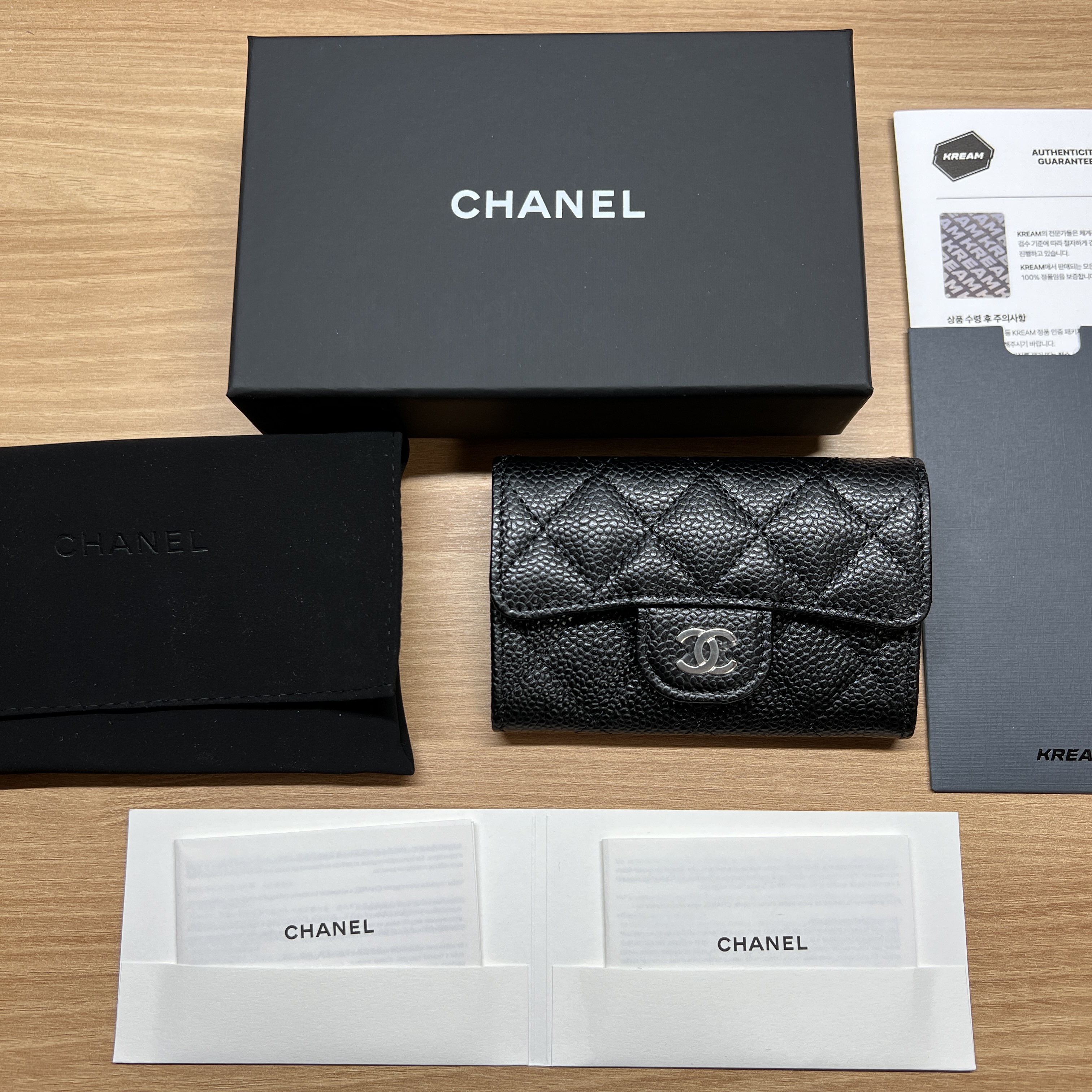 Chanel Classic Card Holder Grained Calfskin & Silver Black 착용 스타일
