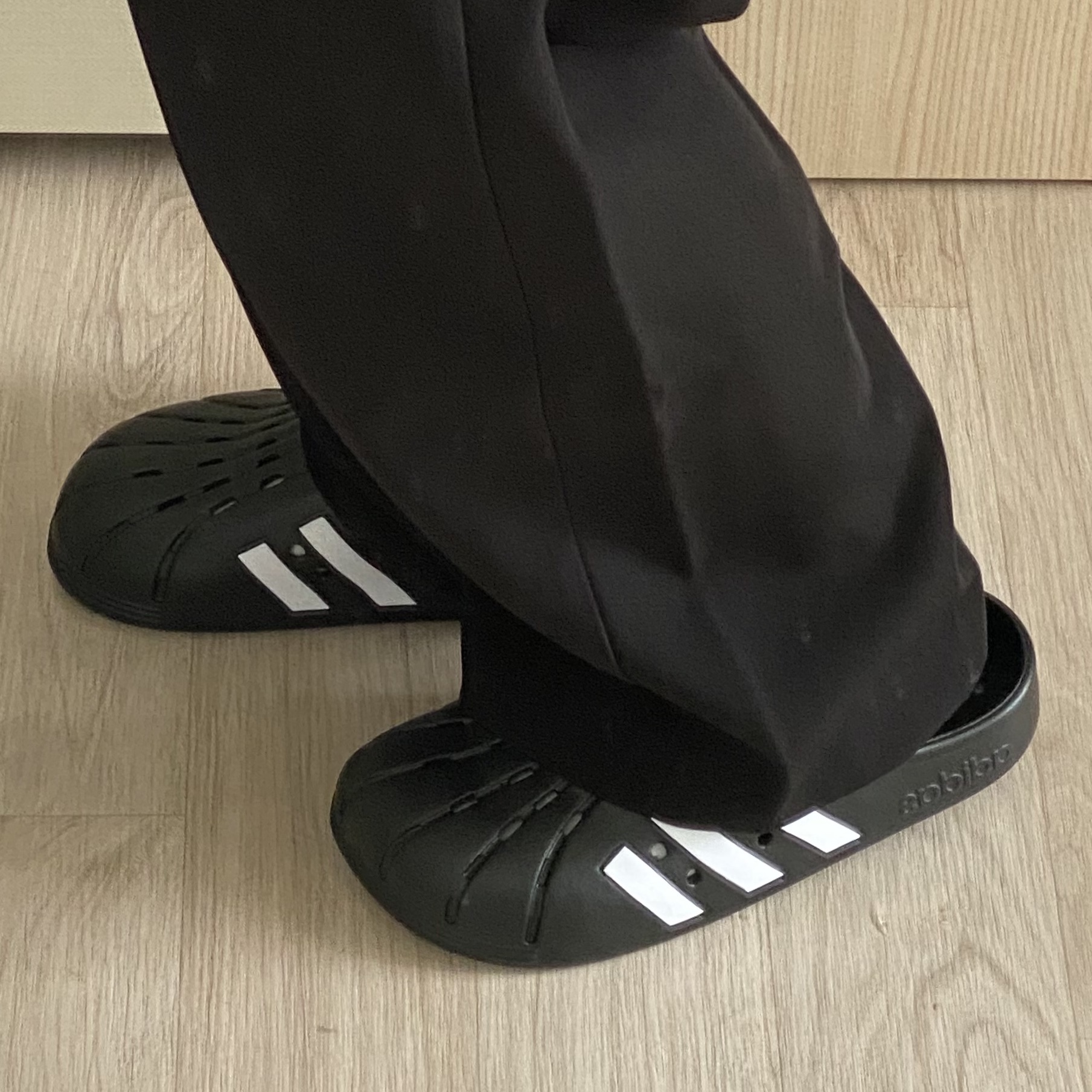 Adidas Adilette Clog Black White 착용 스타일