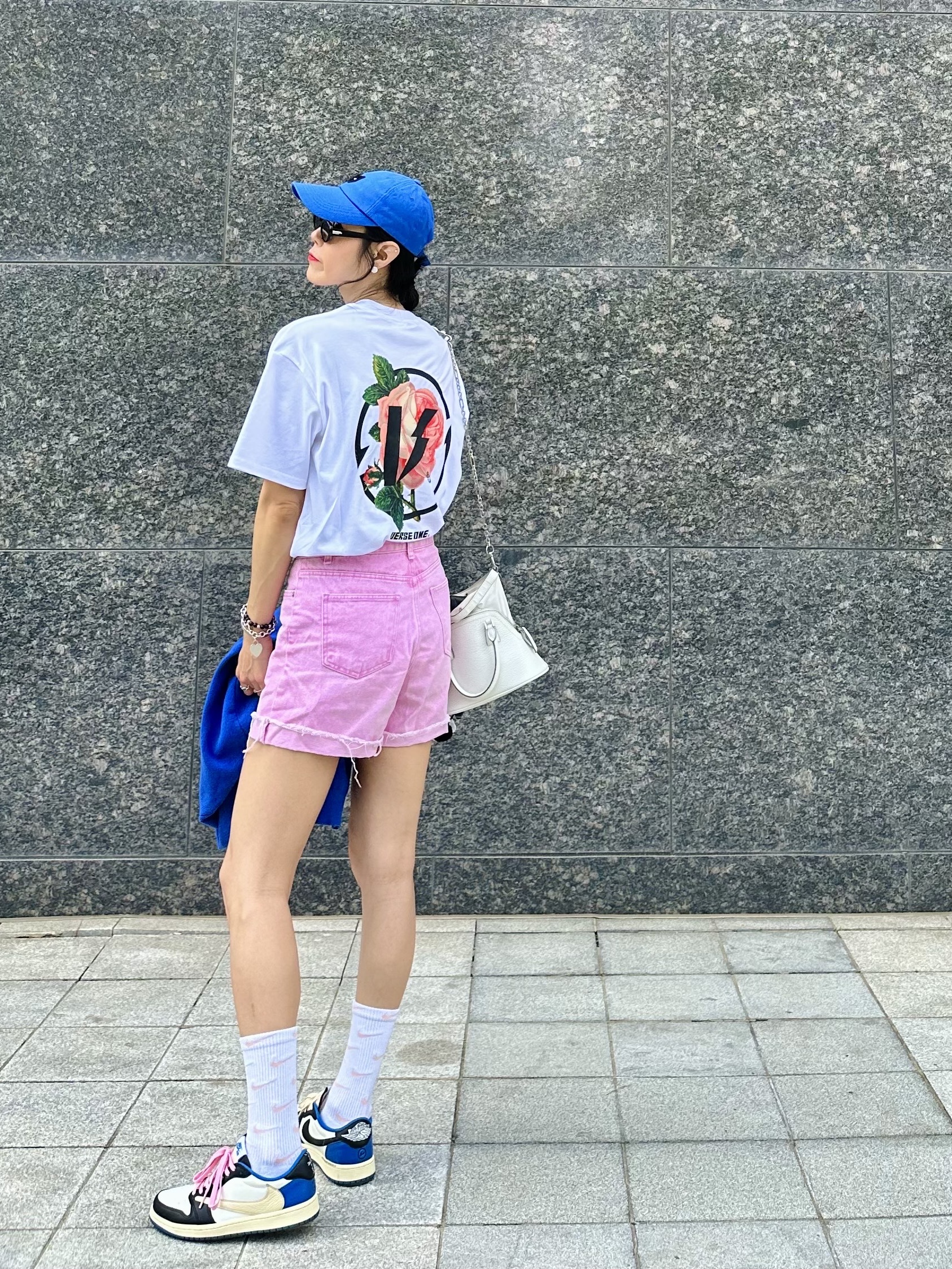 Gentle Monster Le 01 Black, (Kids) Nike Everyday Plus Socks Pink White (6 Pack/Korean Ver.) 착용 스타일 - 1