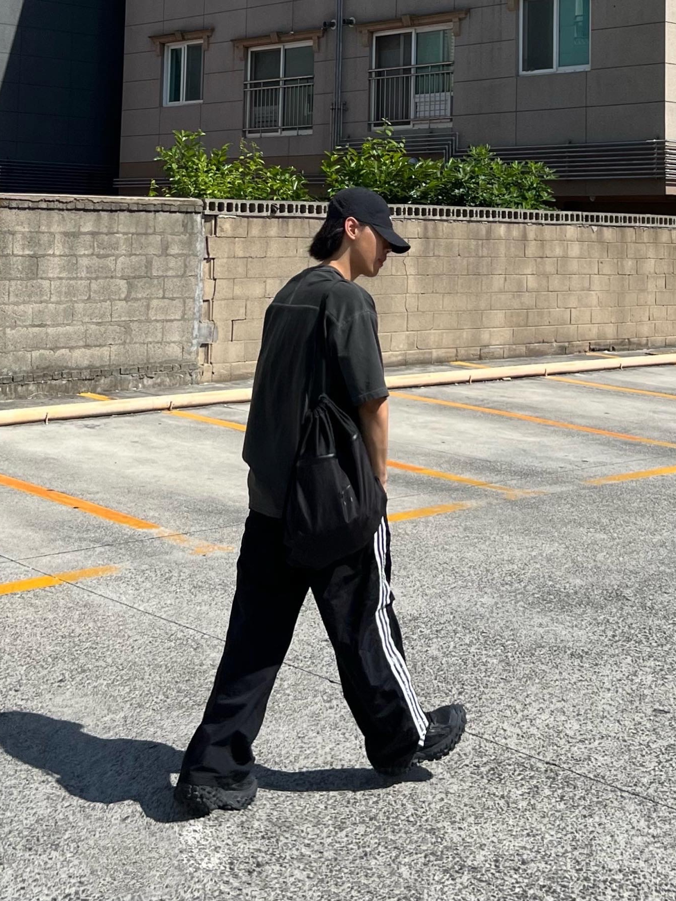 Balenciaga Defender Sneakers Black 착용 스타일 - 3