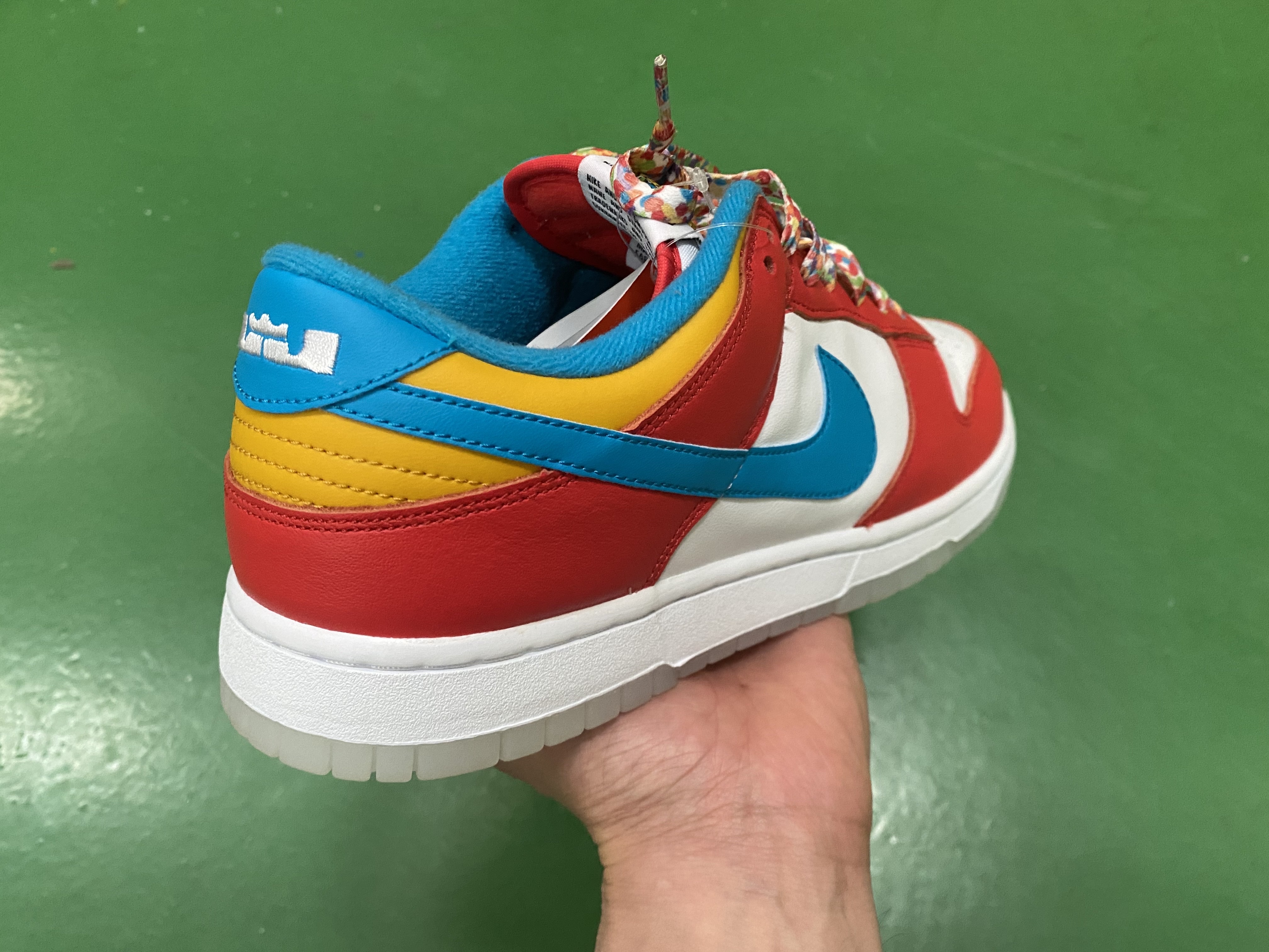 Nike x LeBron James x Fruity Pebbles Dunk Low QS Habanero Red 착용 스타일 - 3