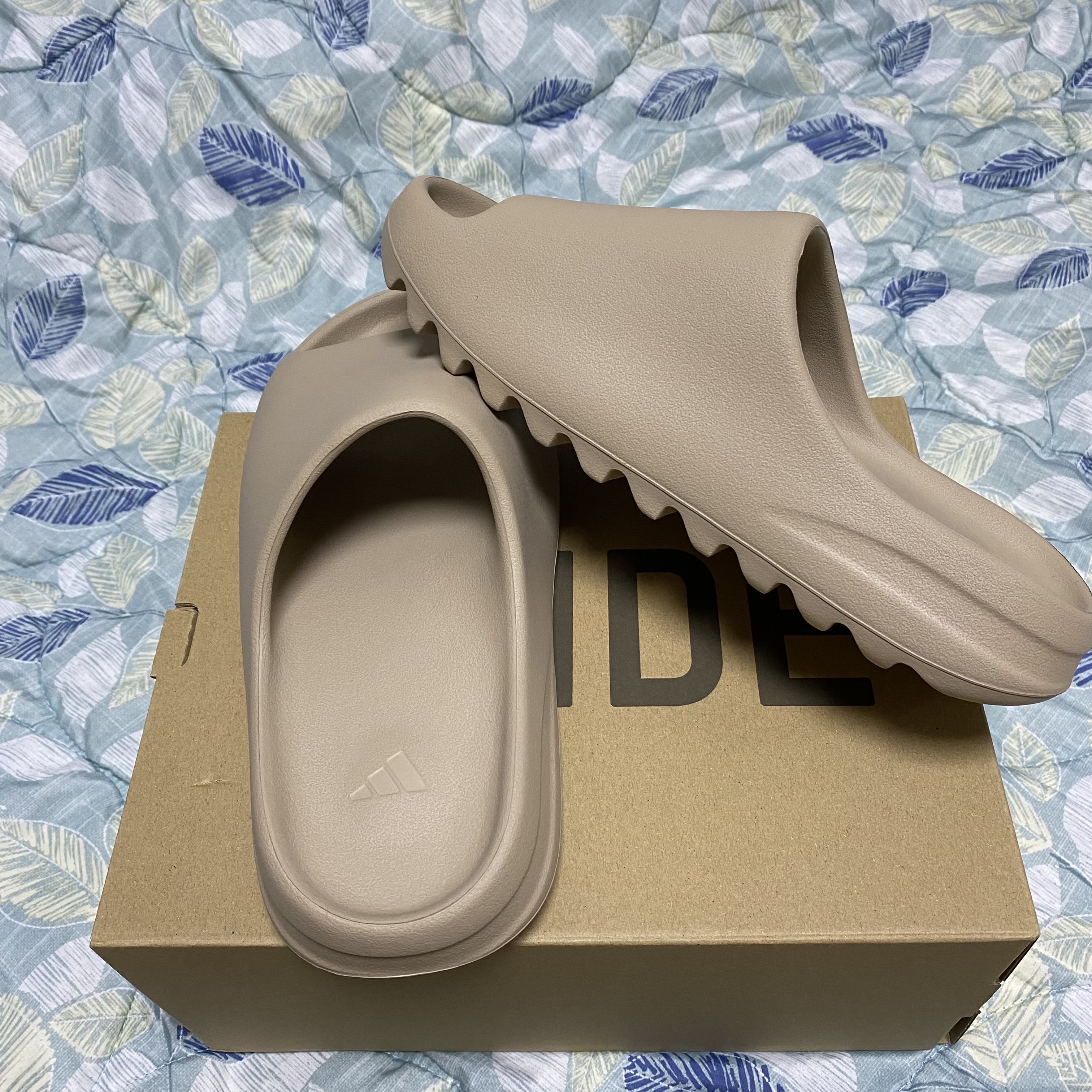 Adidas Yeezy Slide Pure - Re-Release Ver. 착용 스타일 - 4