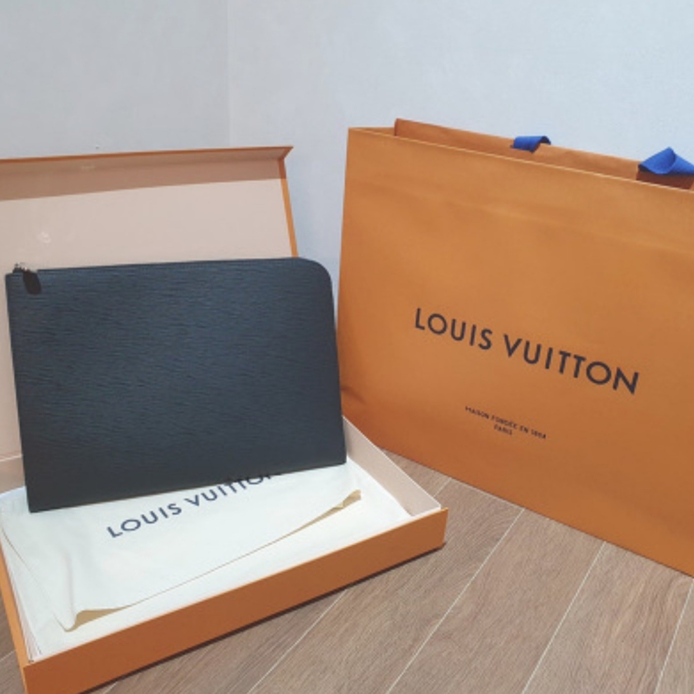 Louis Vuitton Pochette Jour GM Epi Black 착용 스타일 - 1