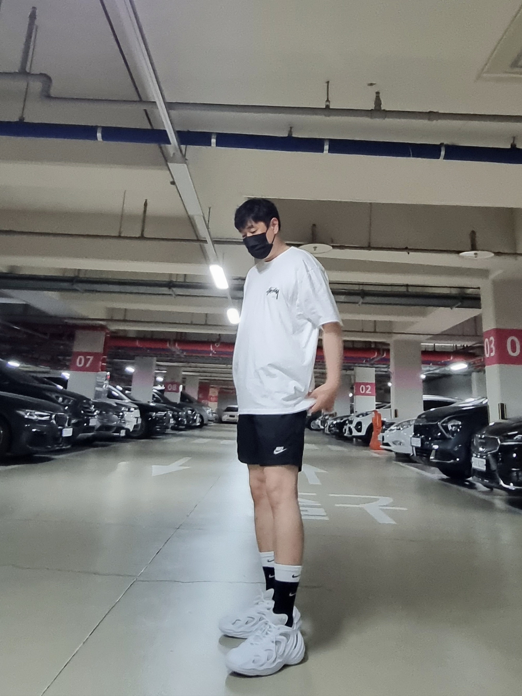 스투시 퍼지 다이스 티셔츠 화이트, 나이키 NSW 우븐 쇼츠 블랙 - 아시아 착용 스타일 - 1