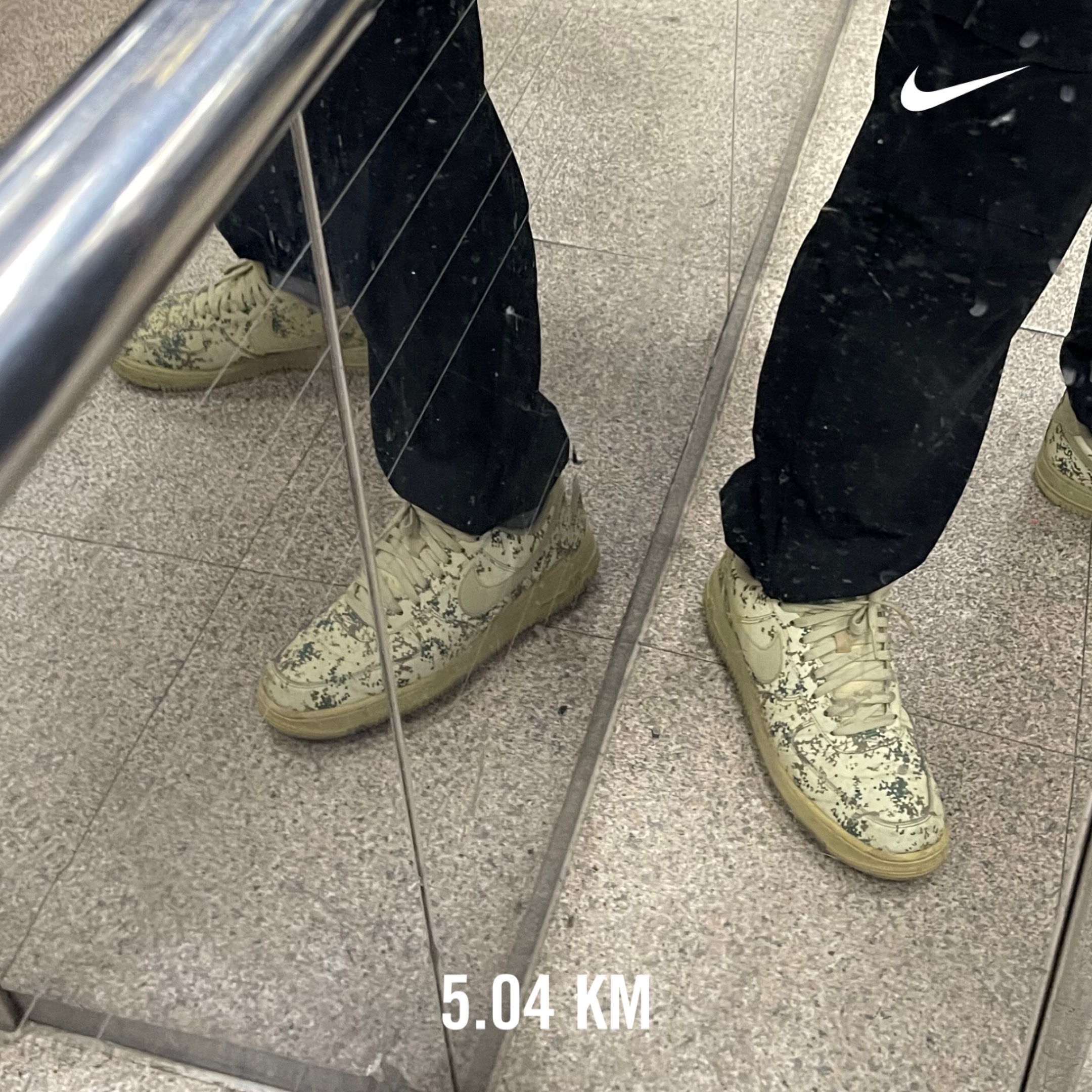 Nike Air Force 1 '07 LV8 Country Camo Team Gold 착용 스타일