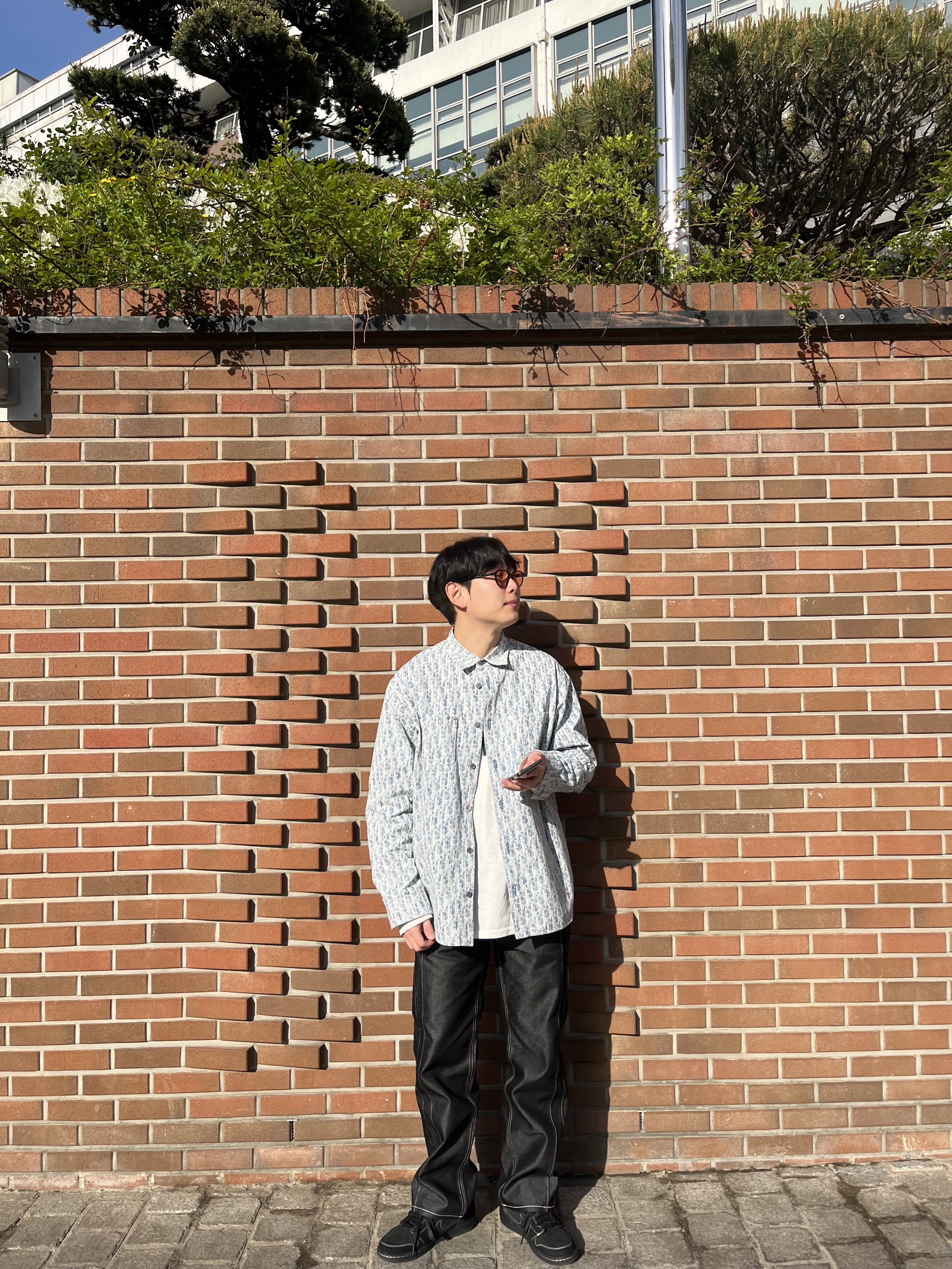 Jordan 1 x Travis Scott Retro Low OG SP Black Phantom, Dior Overshirt Dior Oblique Kasuri Cotton Denim Blue White 착용 스타일 - 3