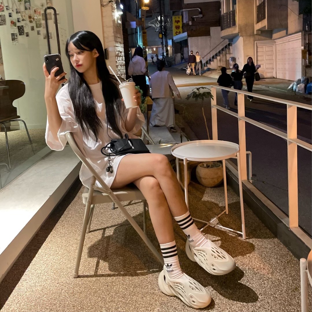 발렌시아가 미니 쇼핑백 폰 홀더 블랙, 나이키 x 스투시 티셔츠 화이트 (DV1774-100) 착용 스타일 - 2