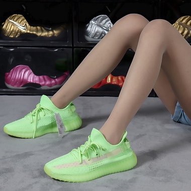 Adidas Yeezy Boost 350 V2 Glow 착용 스타일