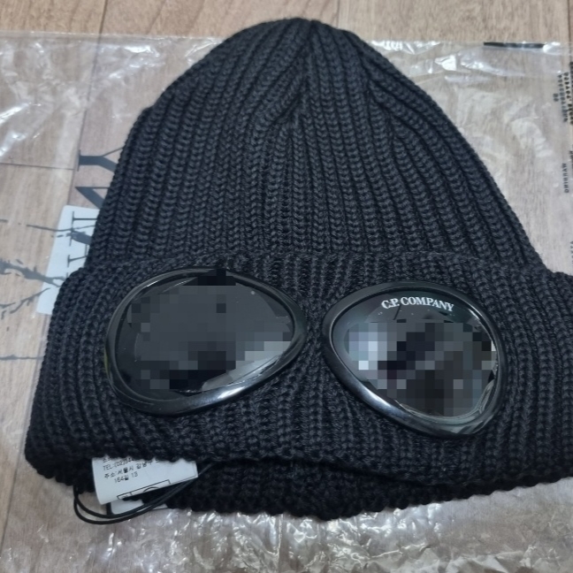 C.P. Company Extra Fine Merino Wool Goggle Beanie Black 착용 스타일