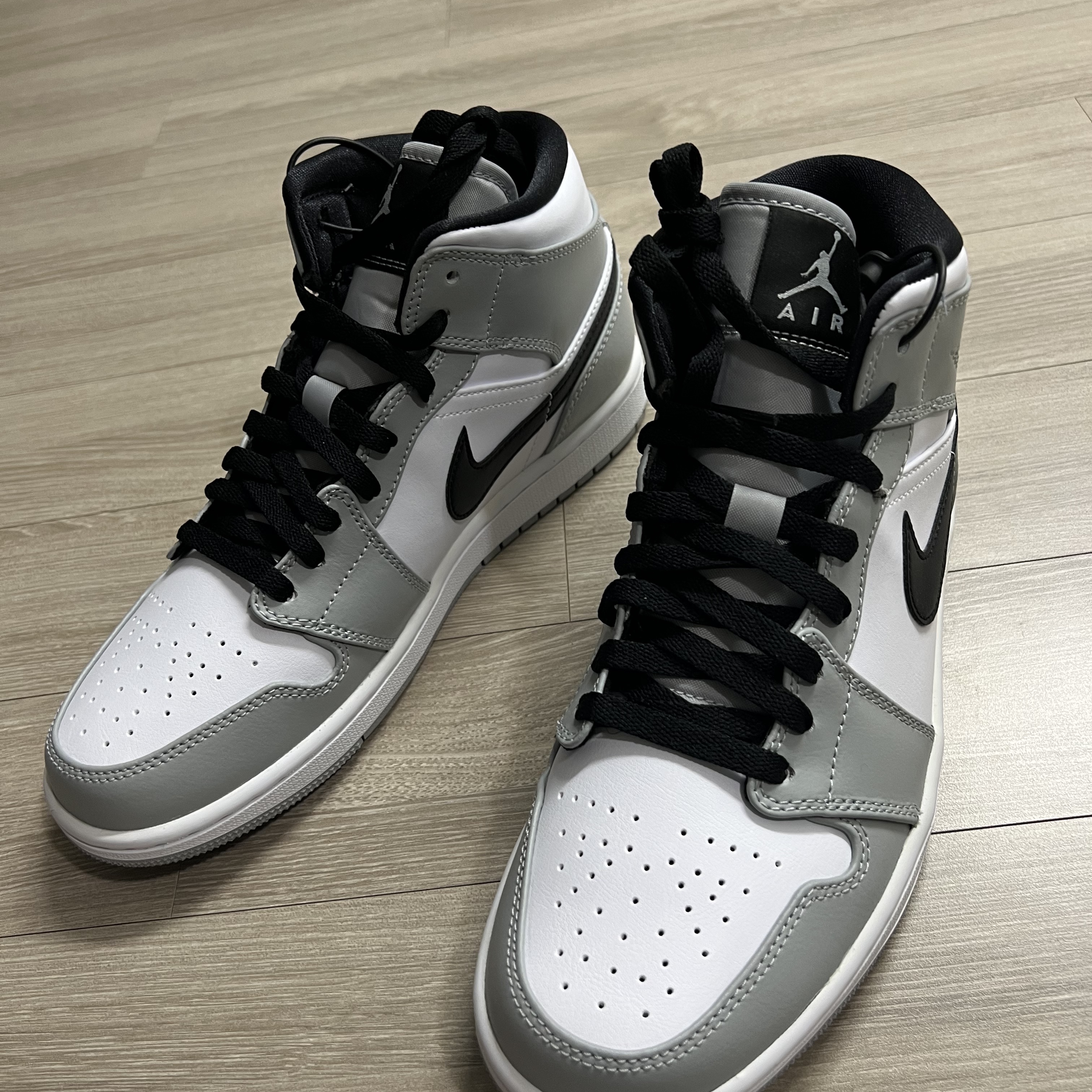 Jordan 1 Mid Light Smoke Grey 착용 스타일 - 2