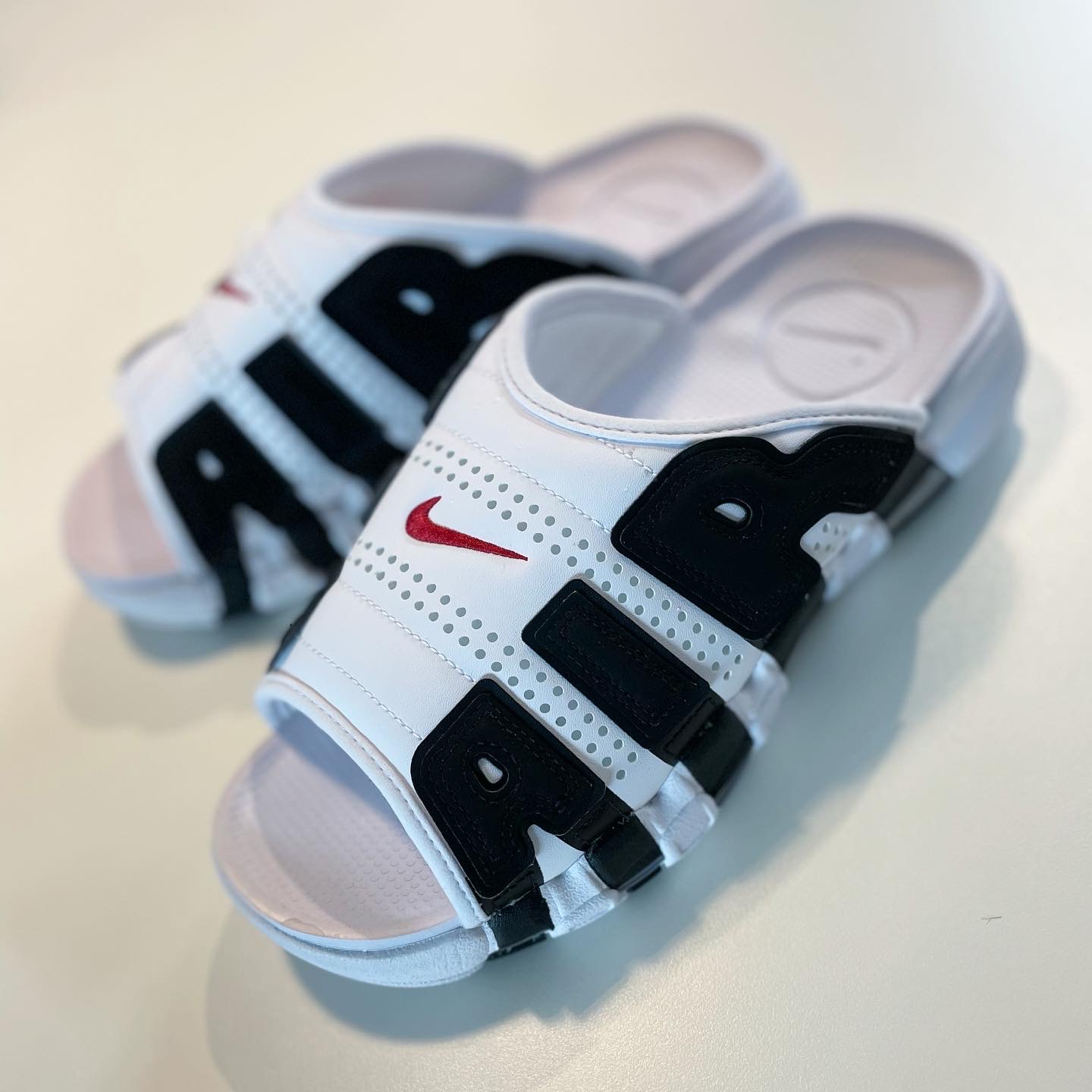 Nike Air More Uptempo Slide White Black 착용 스타일 - 2