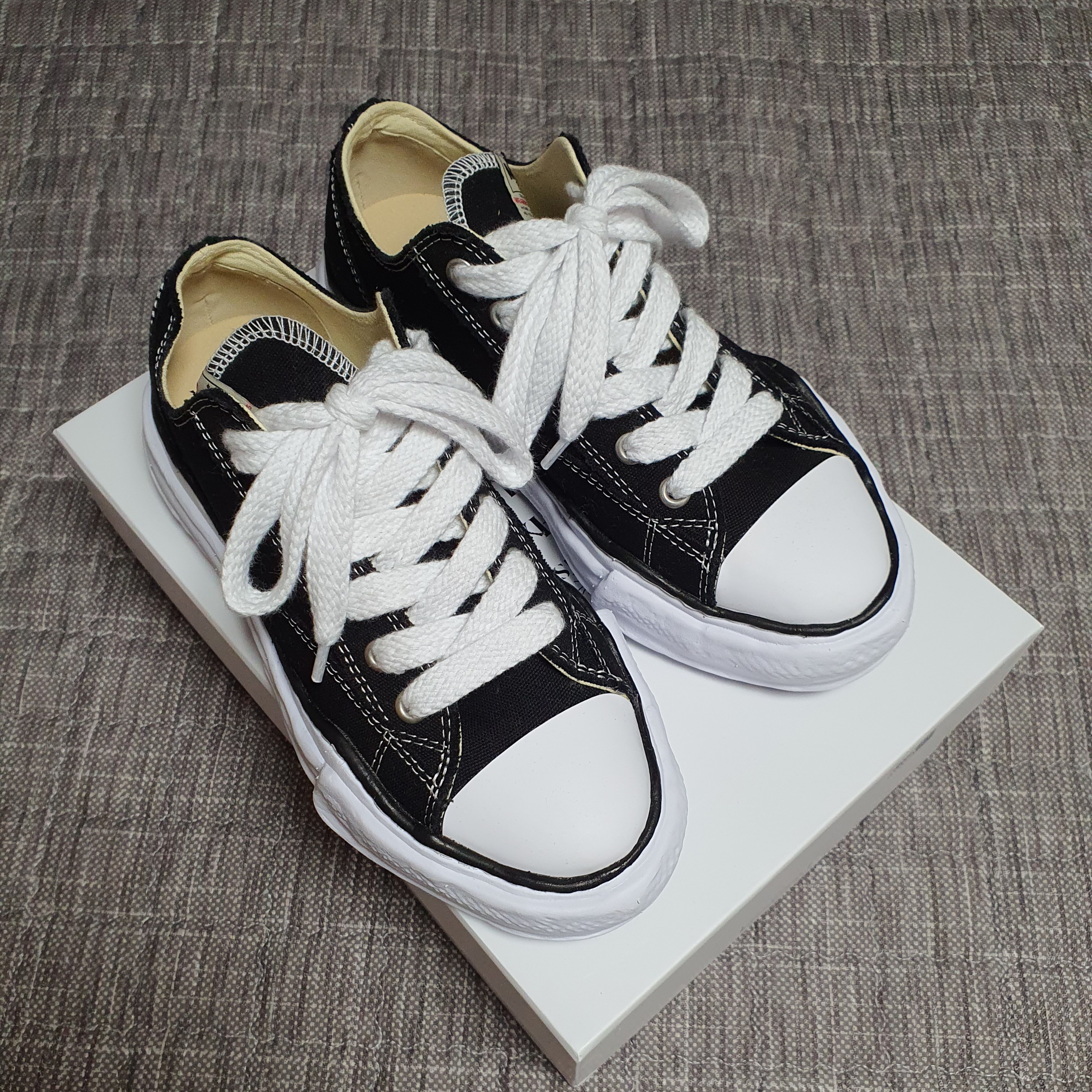 Maison Mihara Yasuhiro Peterson OG Sole Canvas Low Sneakers Black 착용 스타일