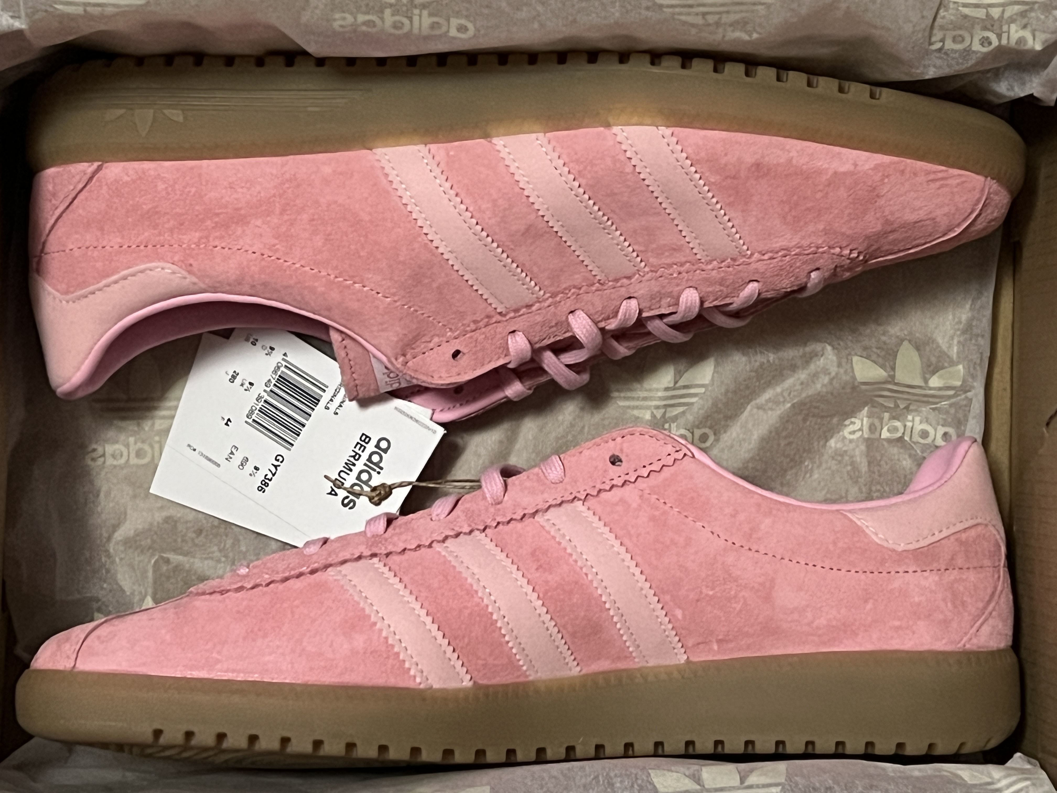 Adidas Bermuda Glow Pink 착용 스타일