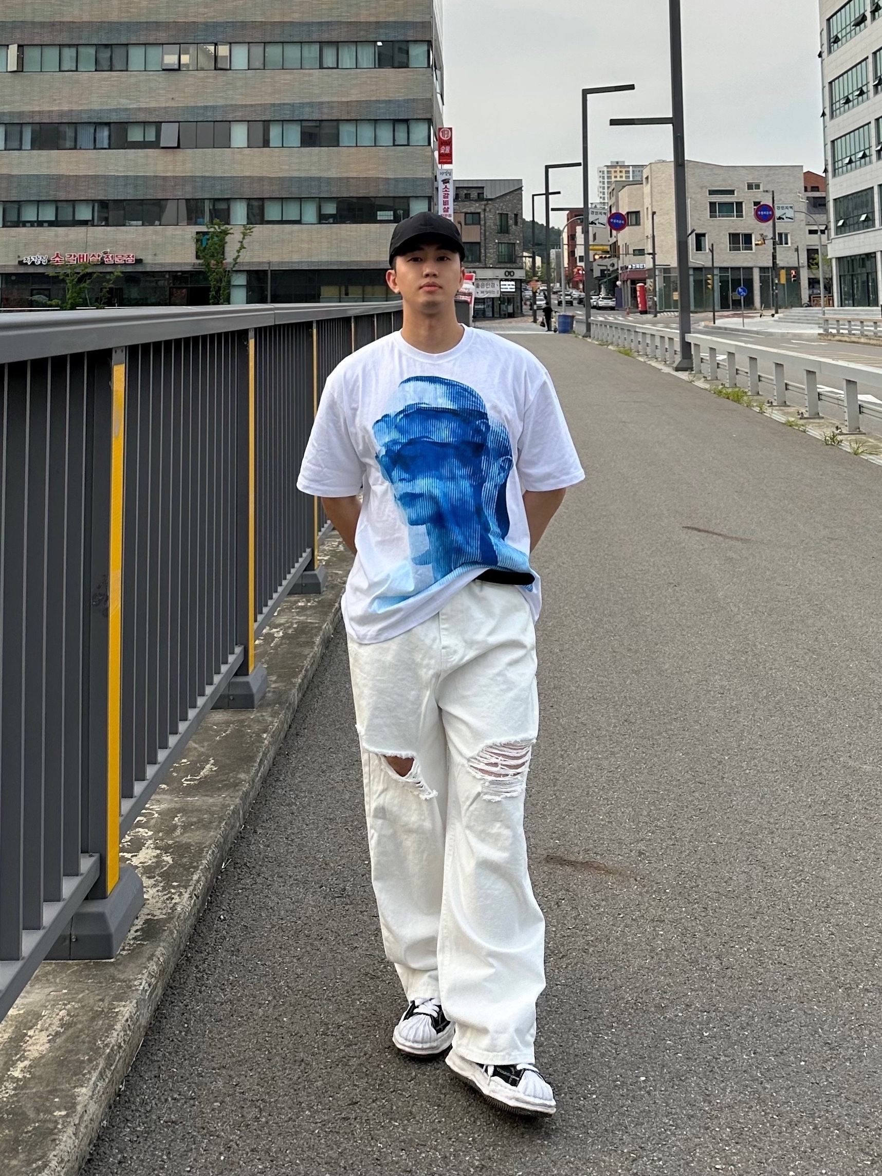 메종 미하라 야스히로 블레이키 OG 솔 캔버스 로우탑 스니커즈 블랙 화이트 착용 스타일 - 1