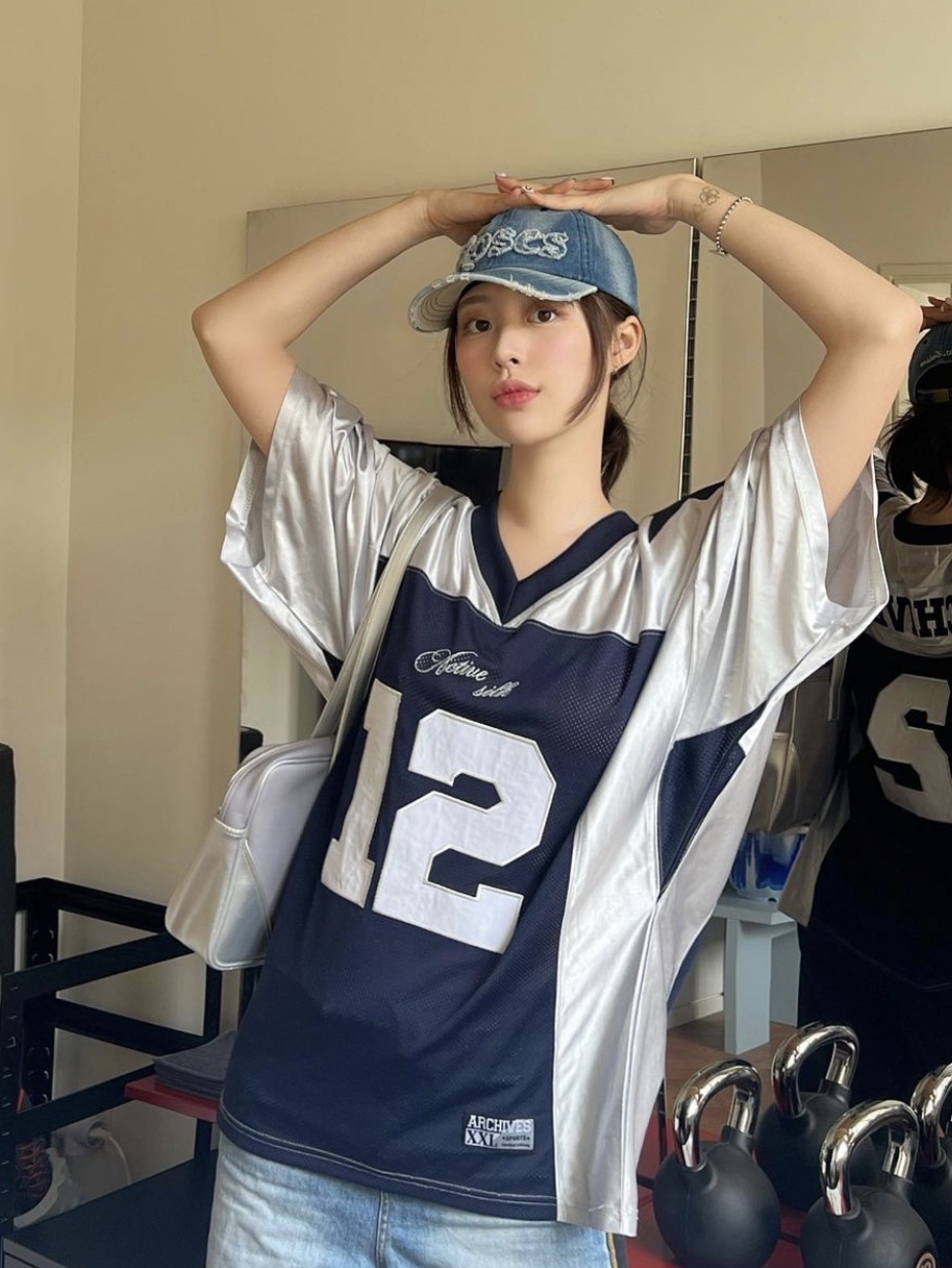 2000Archives Roses Denim Ball Cap, 2000Archives Football T-Shirt Navy 착용 스타일 - 4
