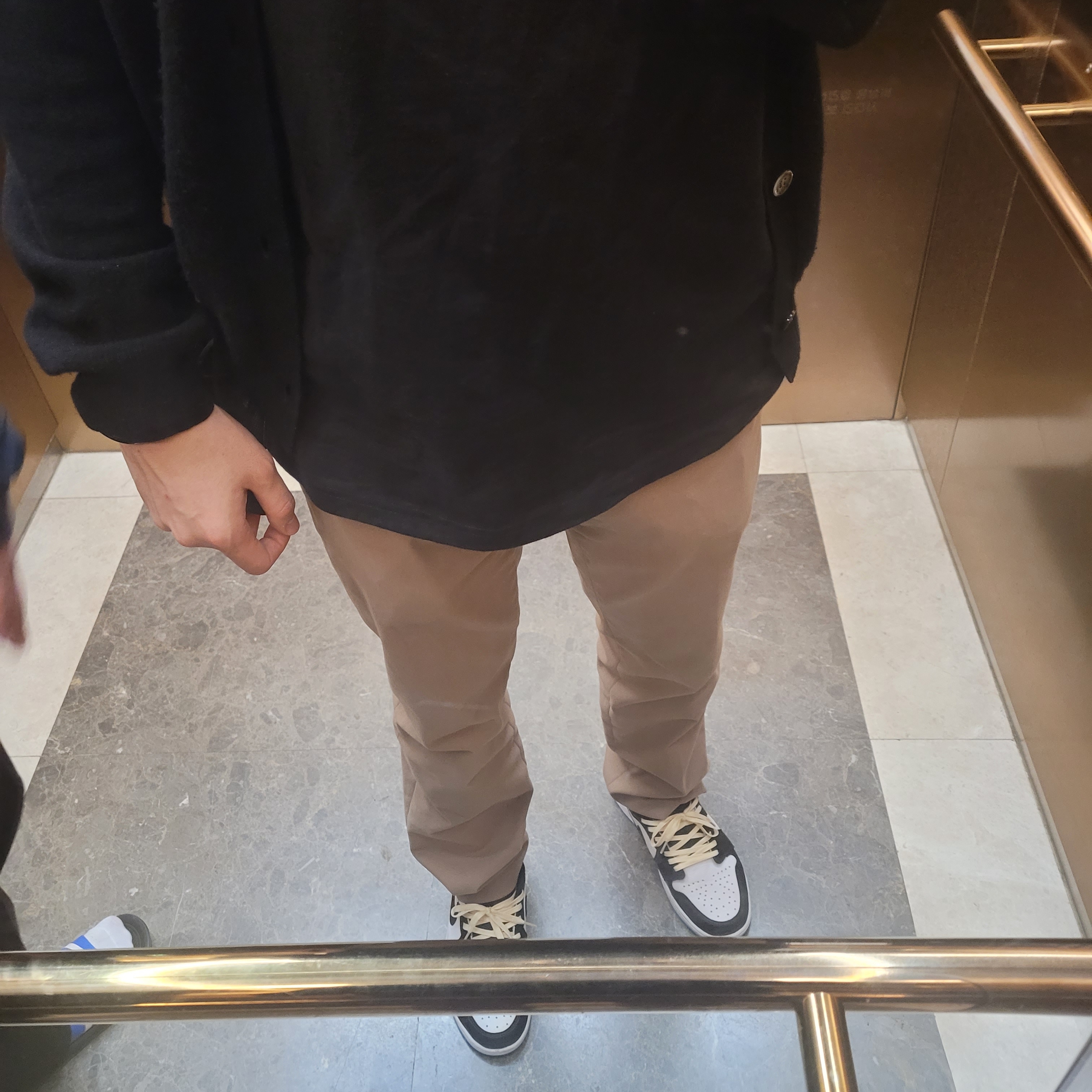 Jordan 1 Retro Low OG Black and Dark Powder Blue 착용 스타일 - 1