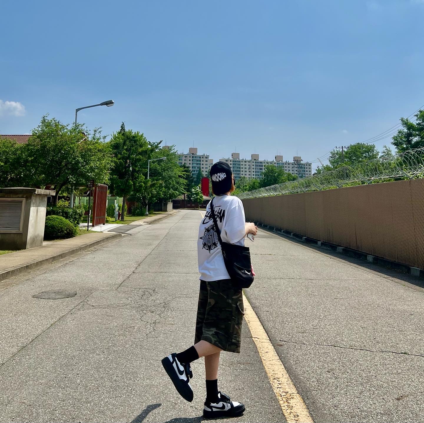 Stussy x Gang Starr Take It Personal T-Shirt White, Nike x Peaceminusone Kwondo1 Black and White 착용 스타일