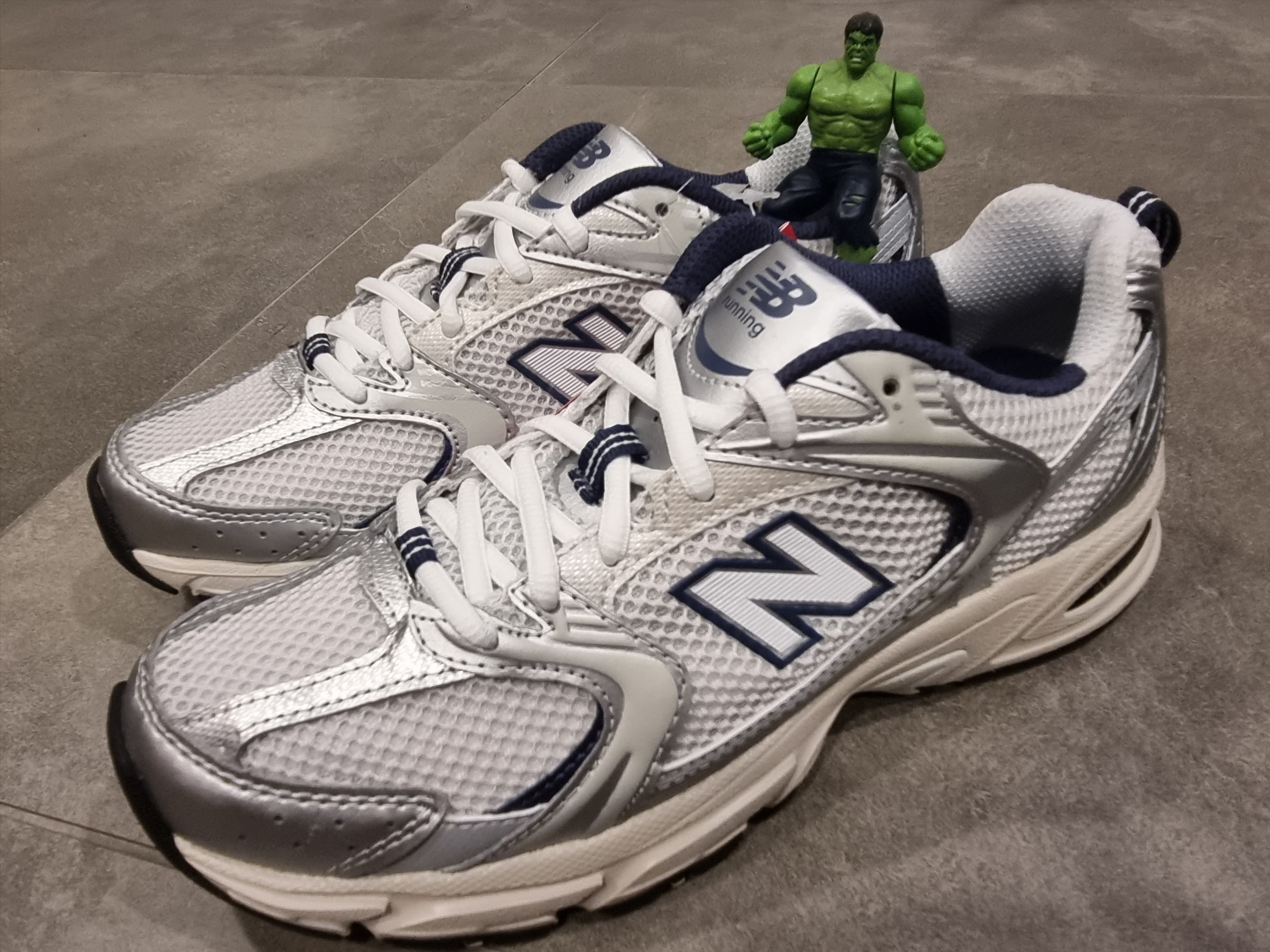New Balance 530 Steel Grey 착용 스타일 - 1