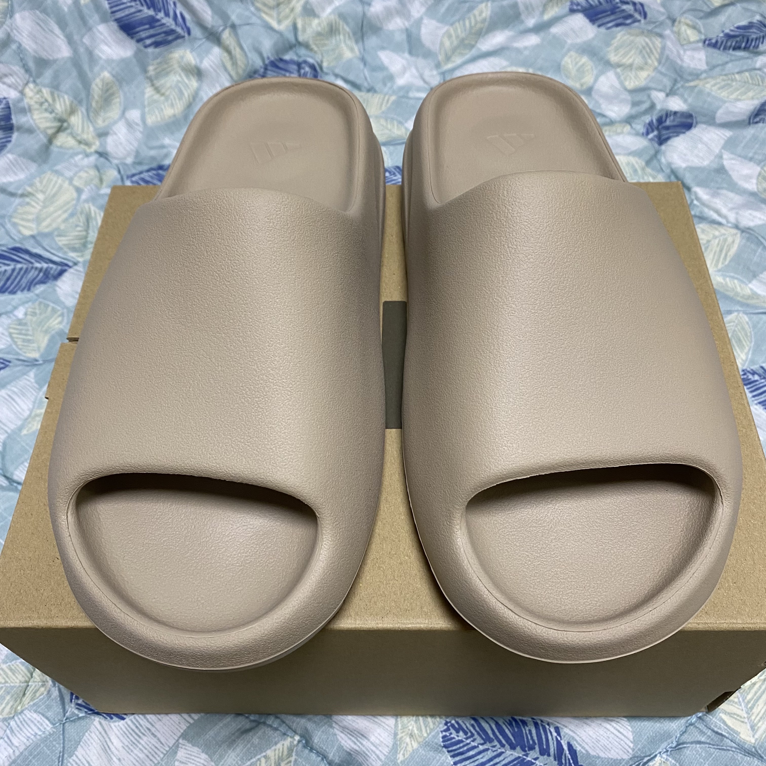 Adidas Yeezy Slide Pure - Re-Release Ver. 착용 스타일 - 2