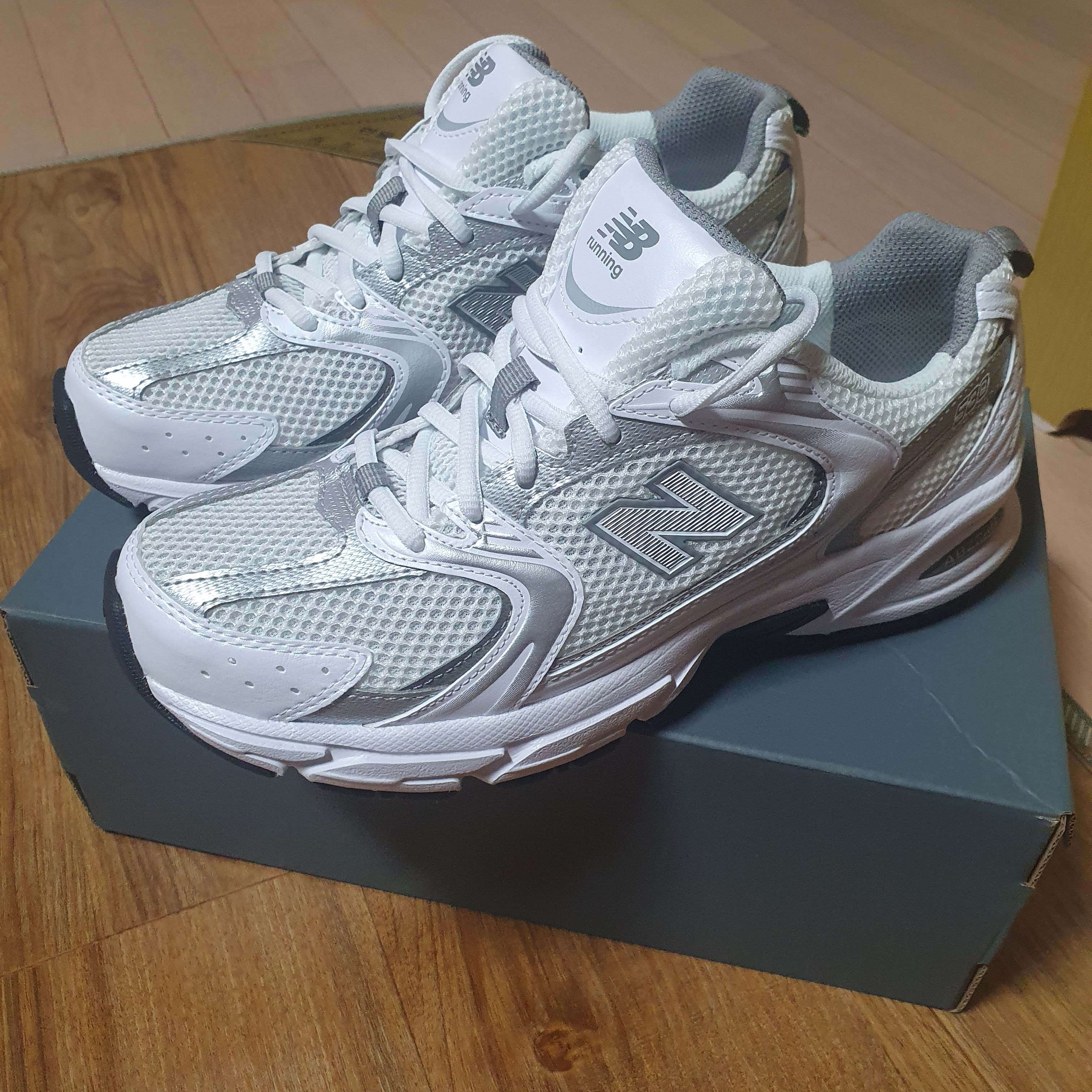 New Balance 530 White Silver 착용 스타일