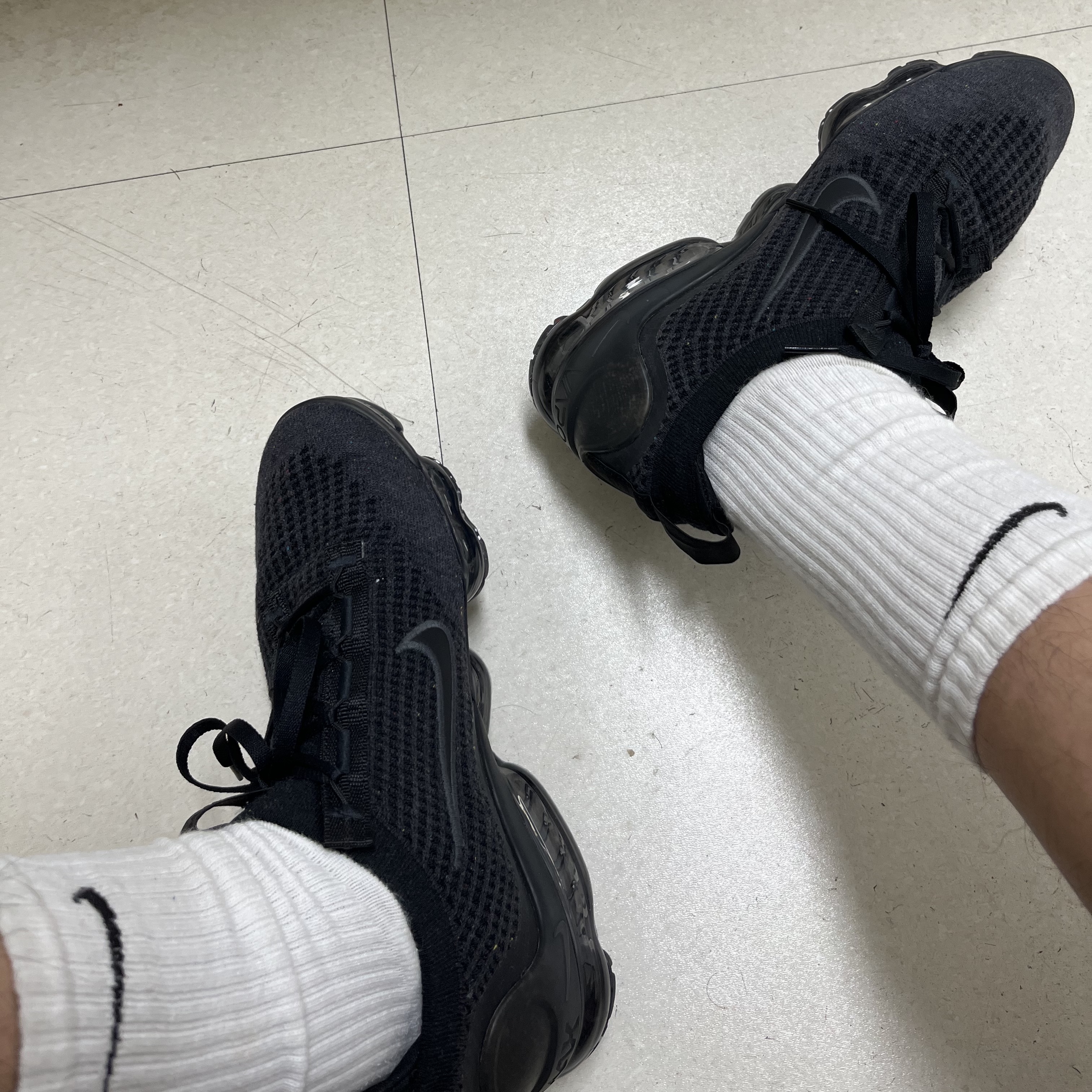 Nike Air VaporMax 2021 Flyknit Triple Black 착용 스타일