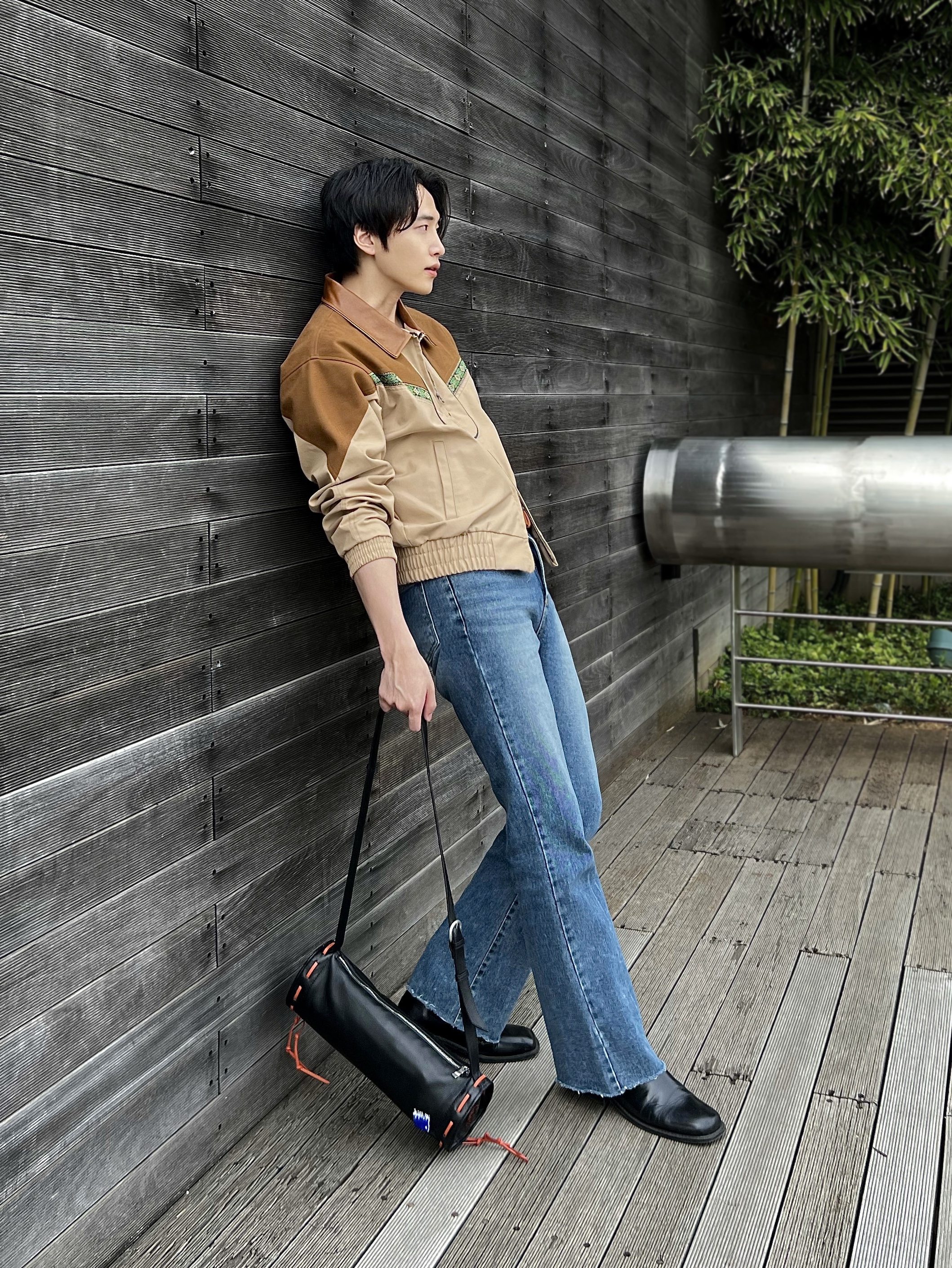 Ader Error x Zara Stitch Leather Crossbody Bag Black 착용 스타일 - 1