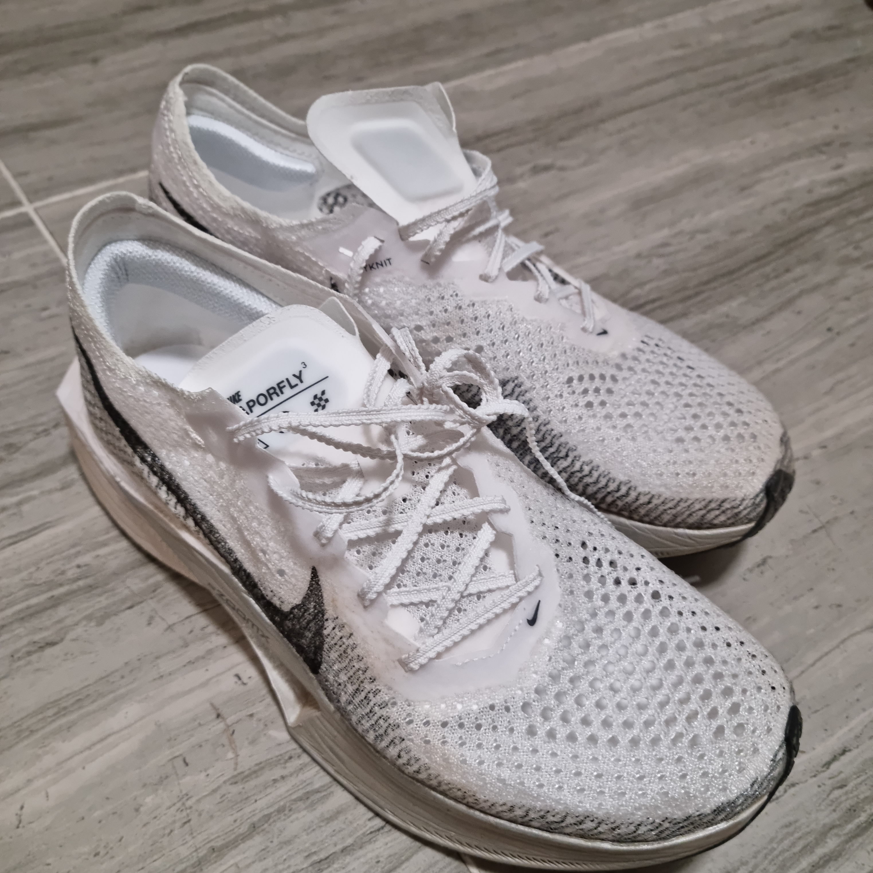 Nike ZoomX Vaporfly Next% 3 White Grey 착용 스타일 - 2