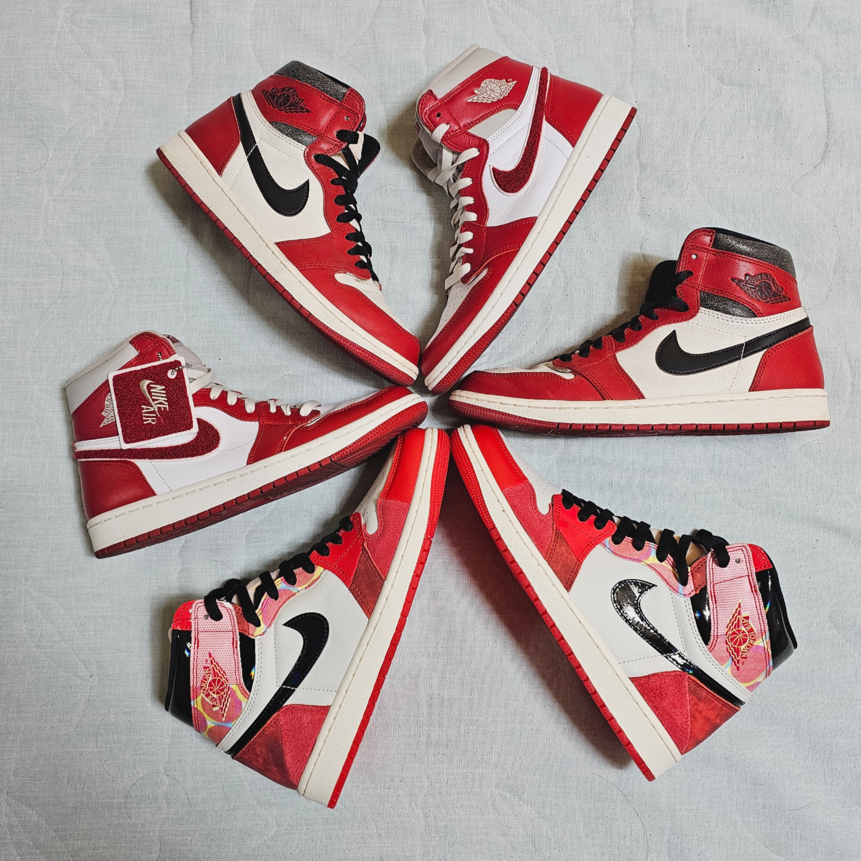 Jordan 1 Retro High Spider-Man Next Chapter, (W) Jordan 1 Retro High OG Varsity Red 착용 스타일 - 1