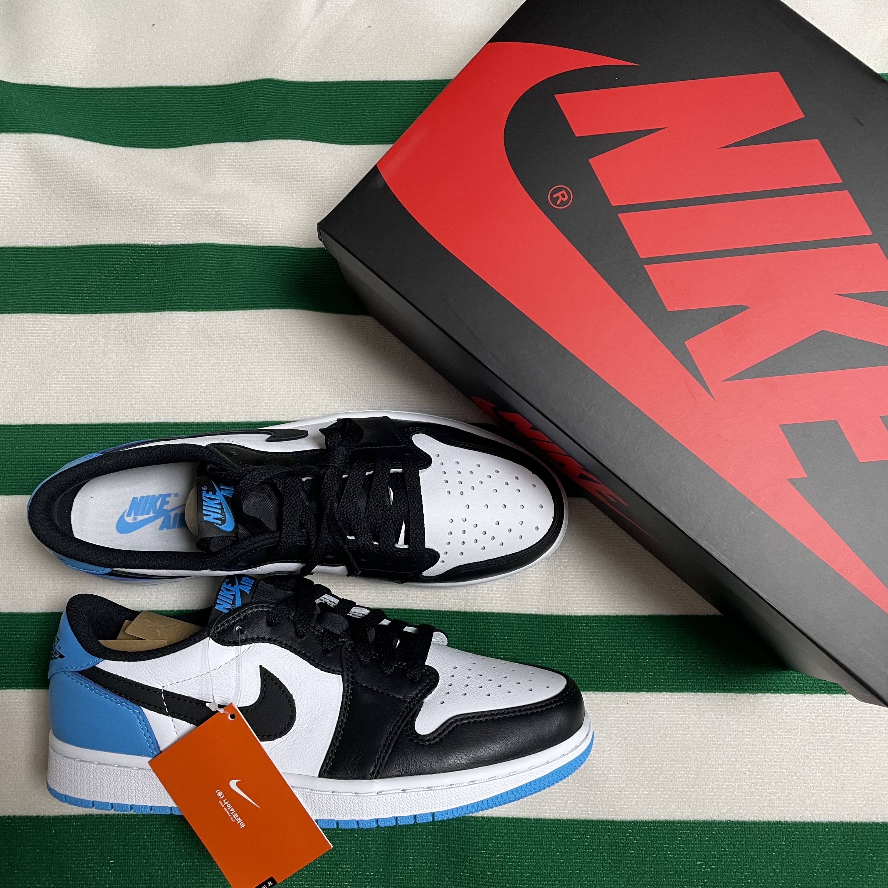 Jordan 1 Retro Low OG Black and Dark Powder Blue 착용 스타일