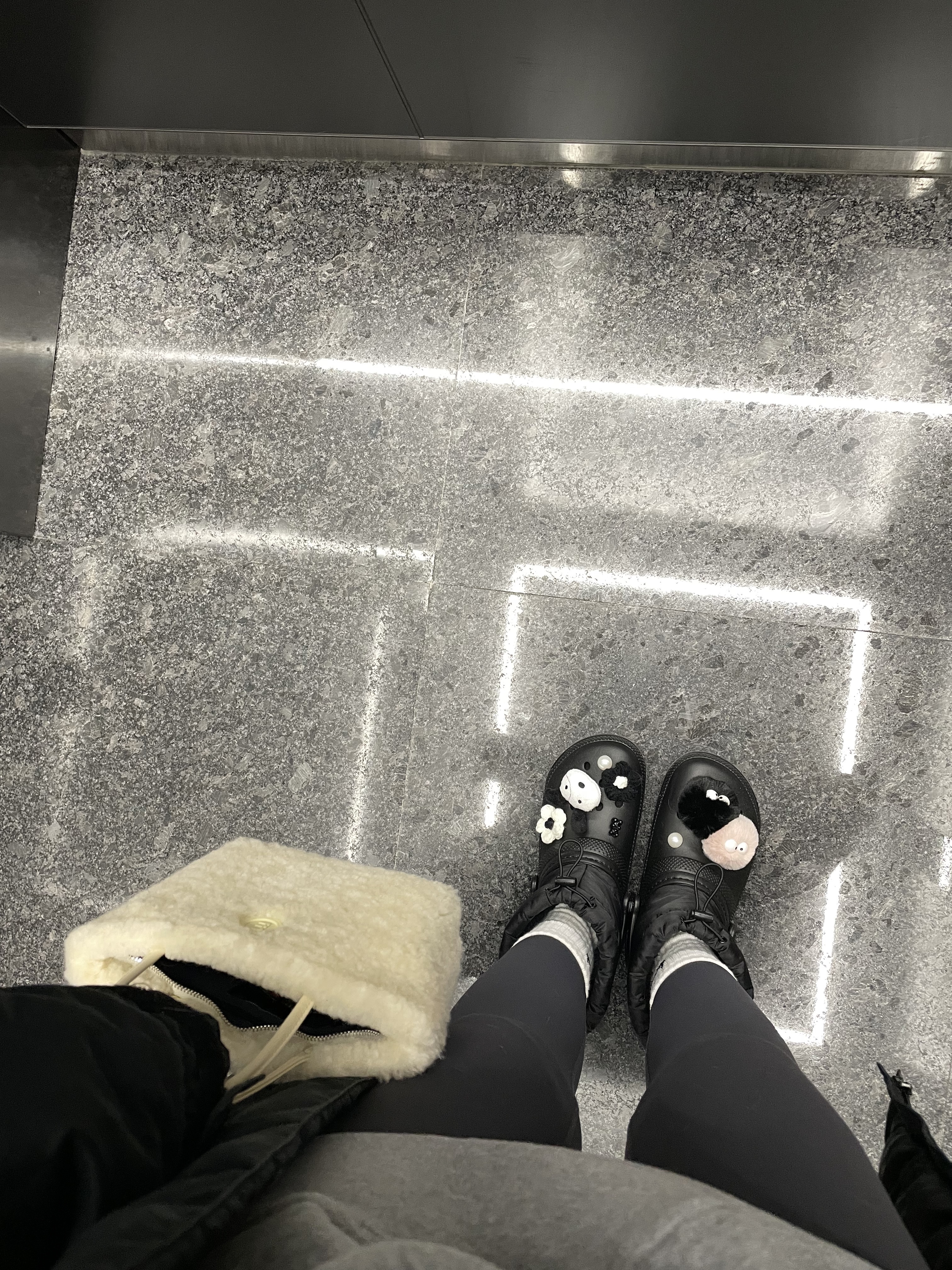 Crocs Classic Lined Neo Puff Boot Black 착용 스타일 - 2