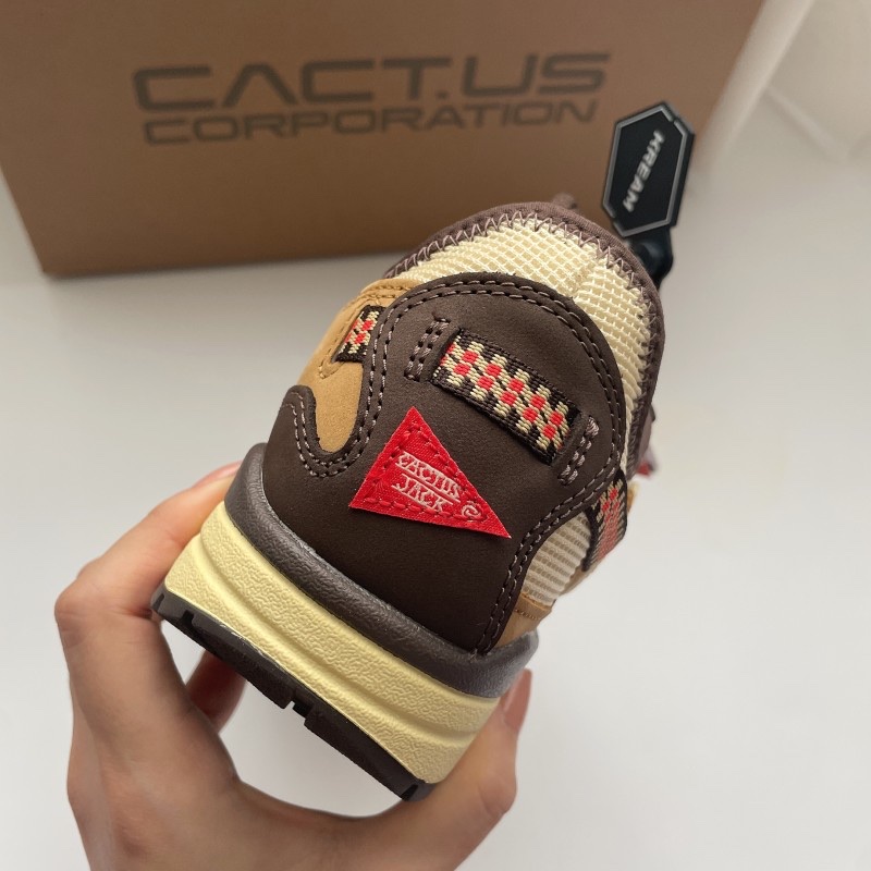 Nike x Travis Scott Air Max 1 Cact.us Brown 착용 스타일 - 4