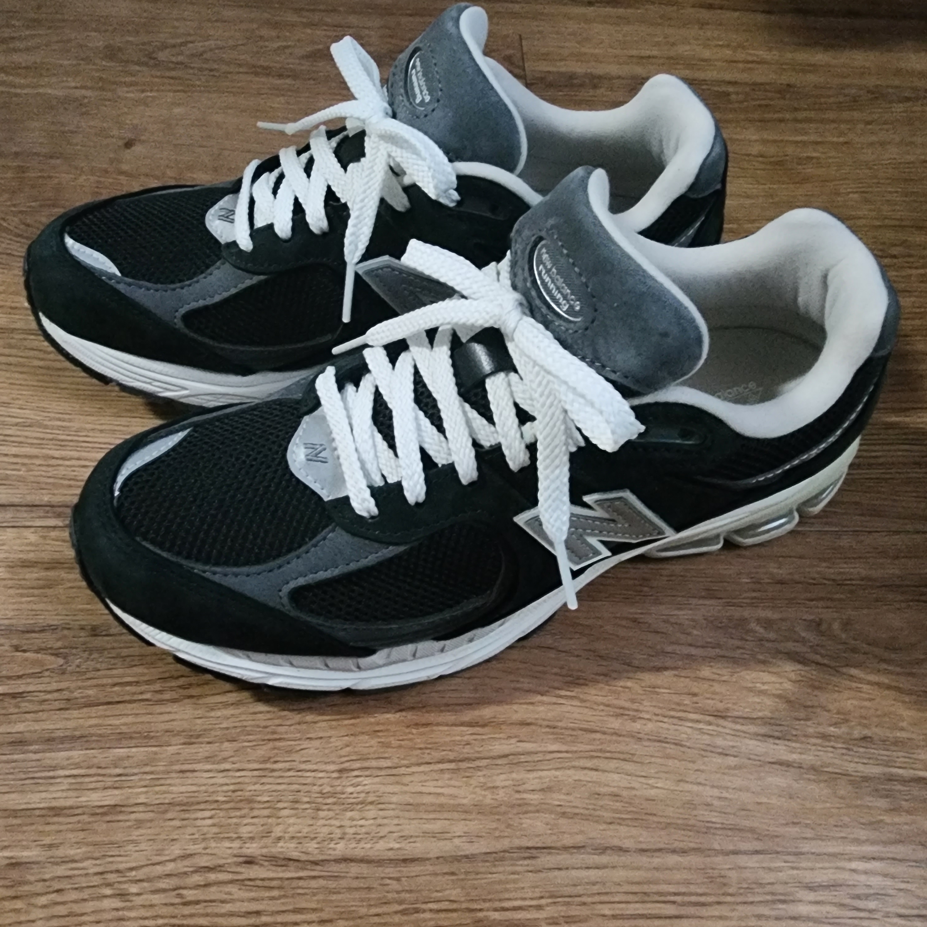 New Balance 2002R Premium Vintage Black 착용 스타일