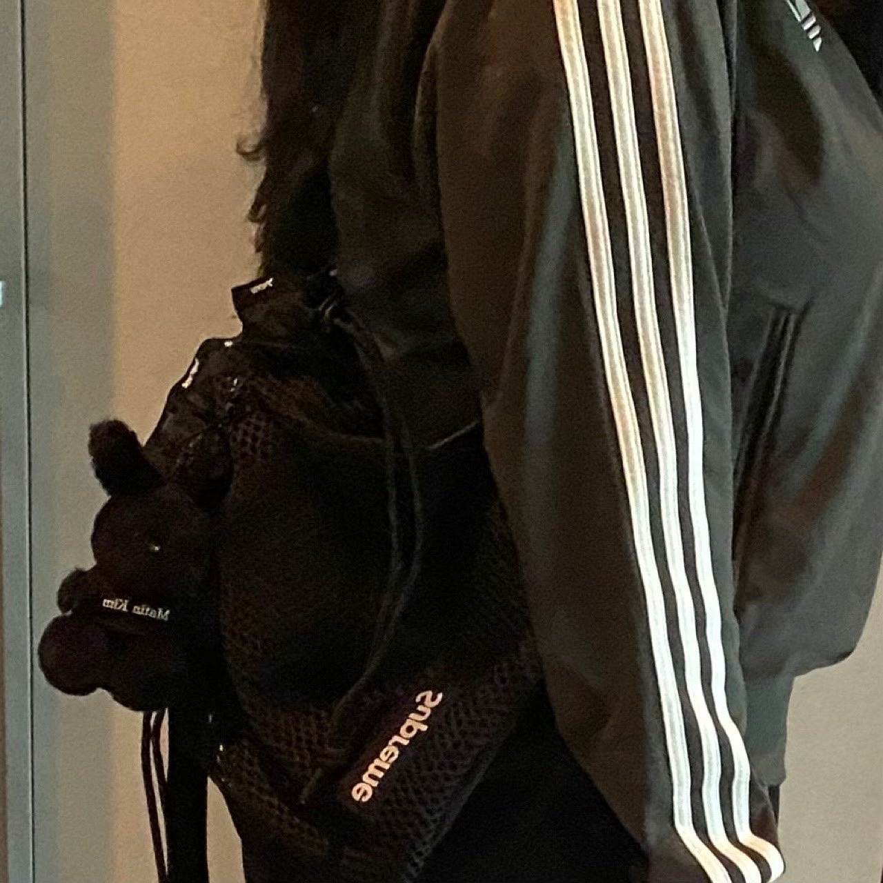 Supreme Mesh Small Backpack Black - 23SS, Matin Kim Black Bunny Toy Keyring Black 착용 스타일 - 1